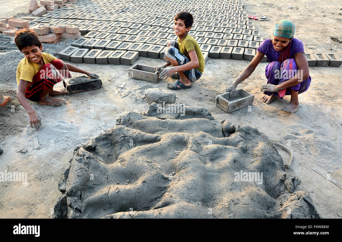 Usine de briques où le travail lourd est principalement effectué par les enfants et les femmes, au nord 24 Parganas, Bengale occidental, Inde, Asie Banque D'Images