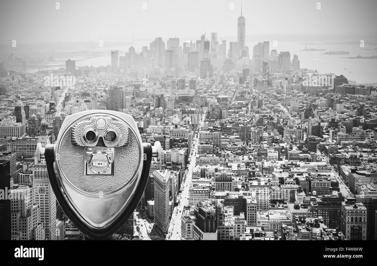 Dans les tons noir et blanc sur les jumelles touristiques Manhattan Skyline, New York City, USA. Banque D'Images