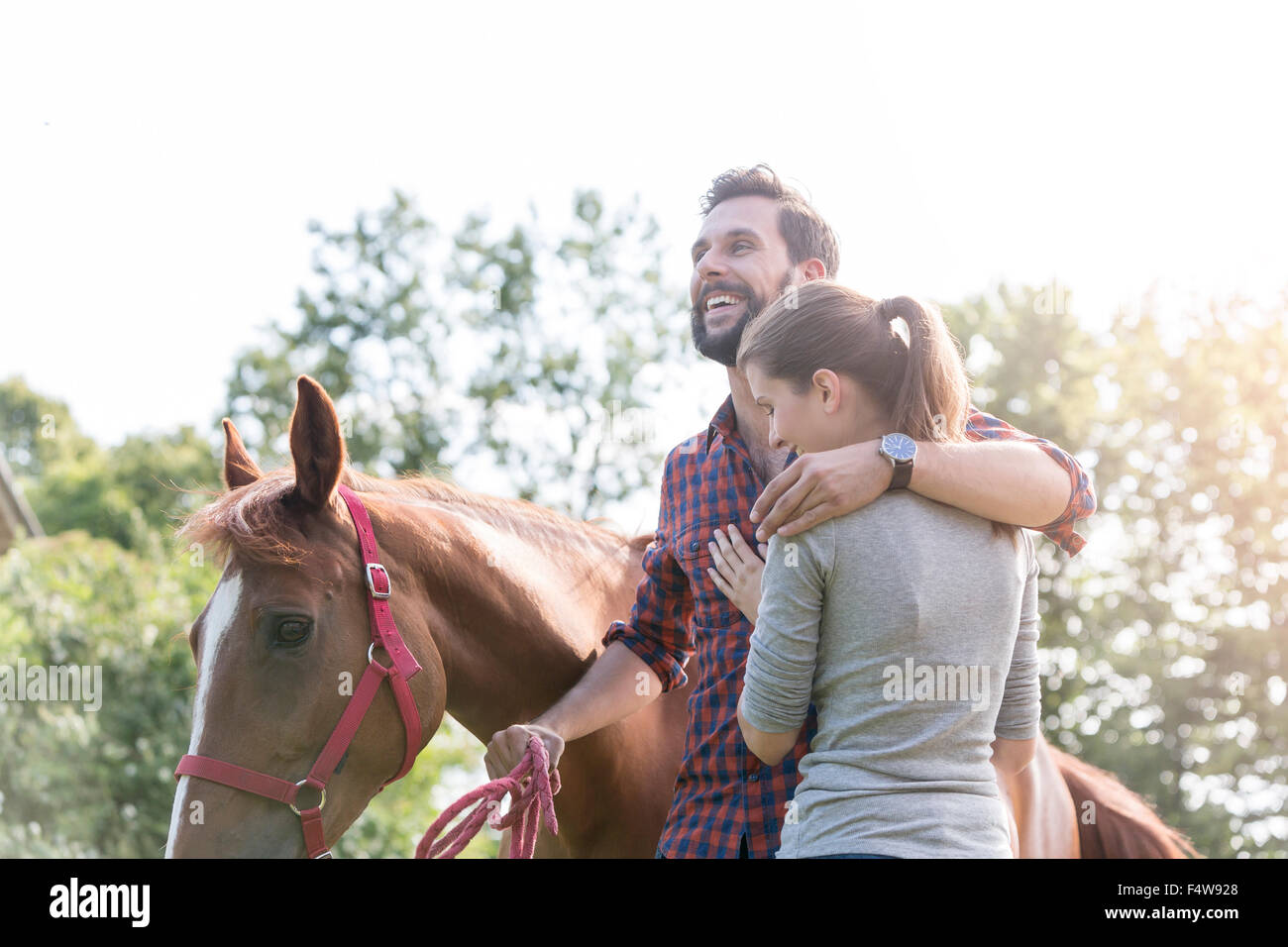 Smiling couple hugging près de horse Banque D'Images