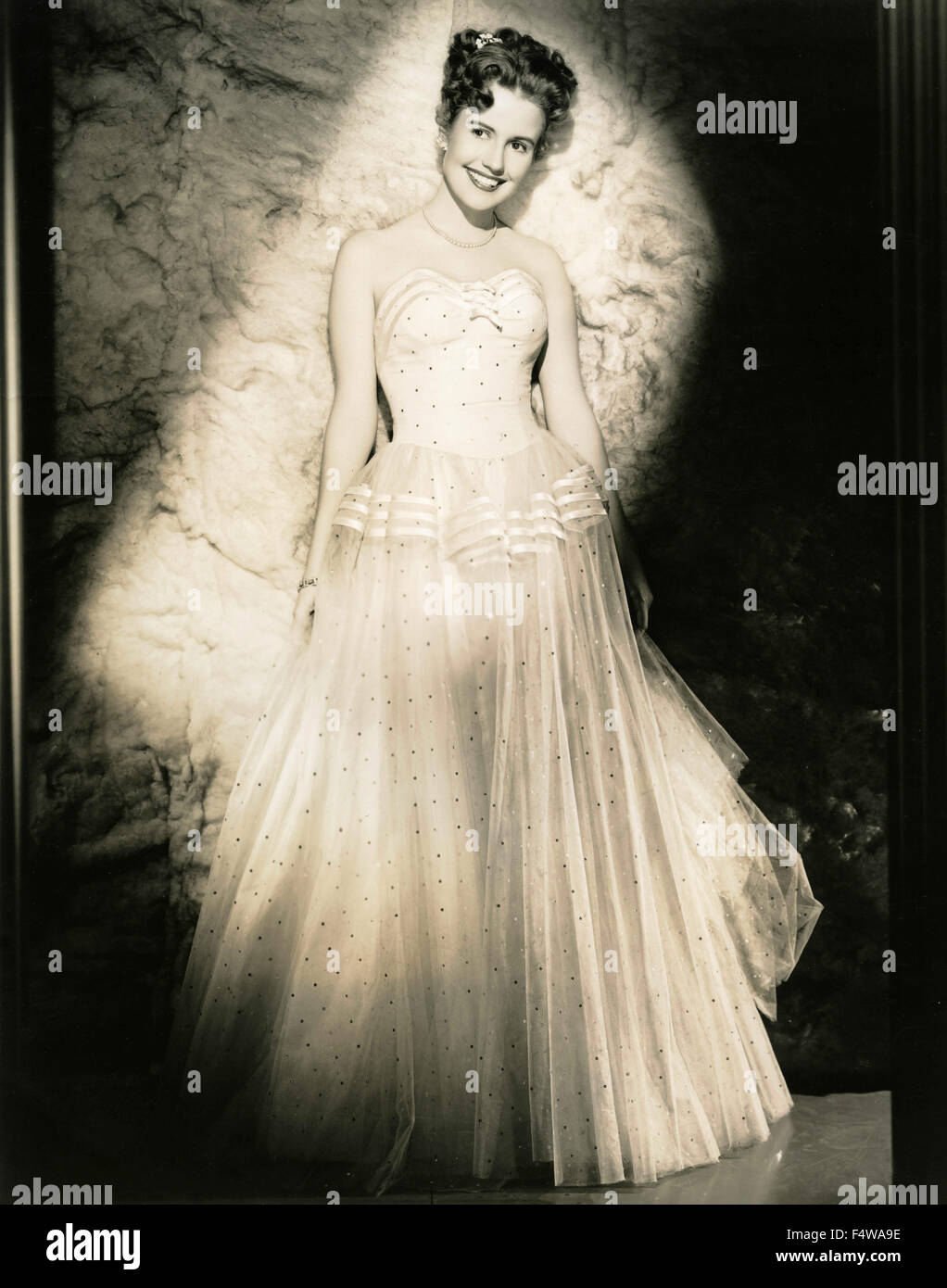 L'actrice américaine Joyce Reynolds portant une élégante robe de lumière Banque D'Images
