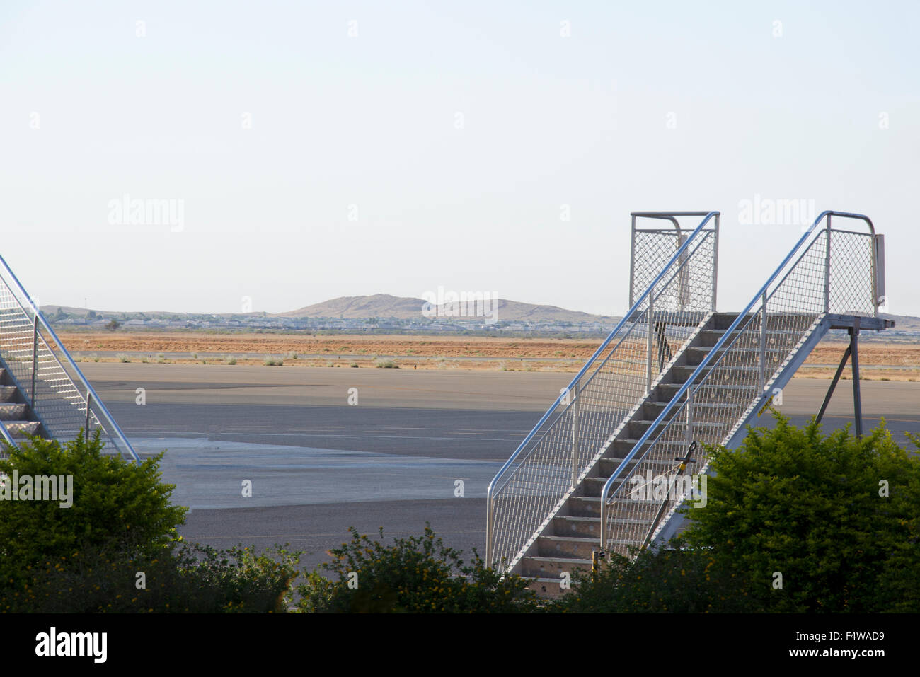 Air-Stairs et le tarmac à l'aéroport de Karratha, dans la région reculée de Pilbara, dans le nord-ouest de l'Australie occidentale Banque D'Images