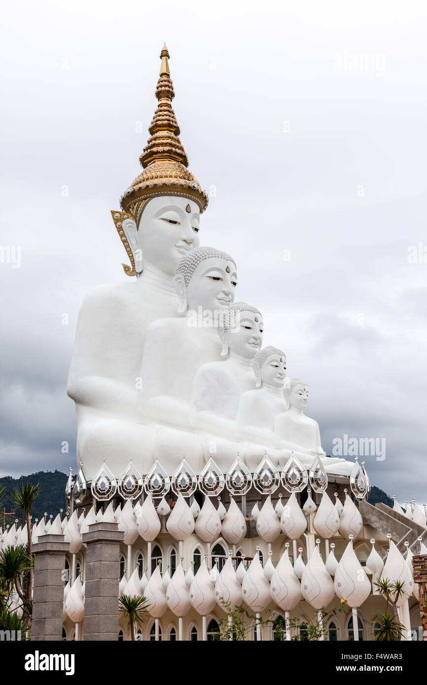Dans les montagnes de Khao Klo est un nouveau Bouddha blanc apparaissant à proximité les uns des autres Banque D'Images
