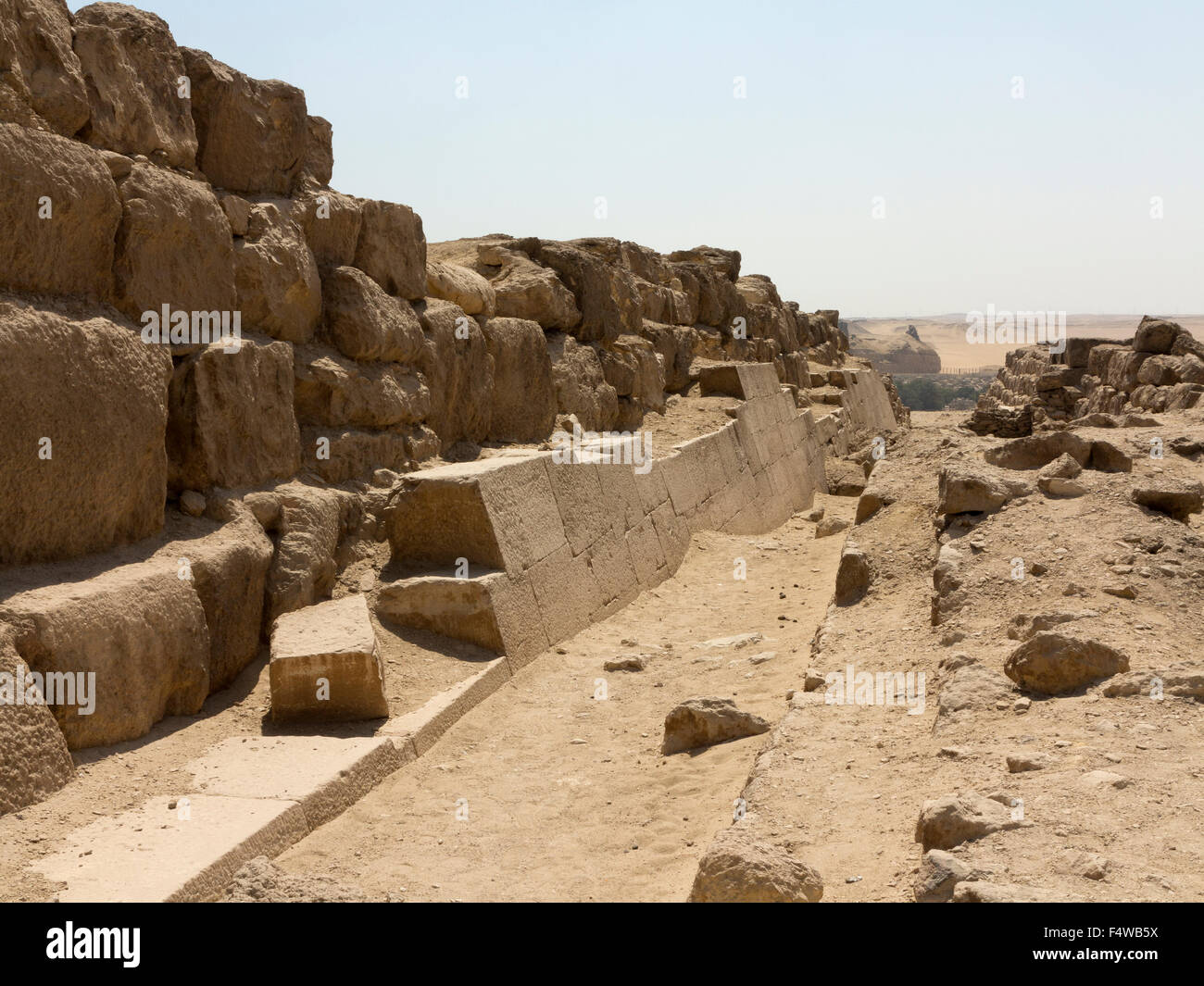 Vues prises tout en marchant à travers les champs, la mastaba grandes pyramides de Giza Plateau. L'Égypte Banque D'Images