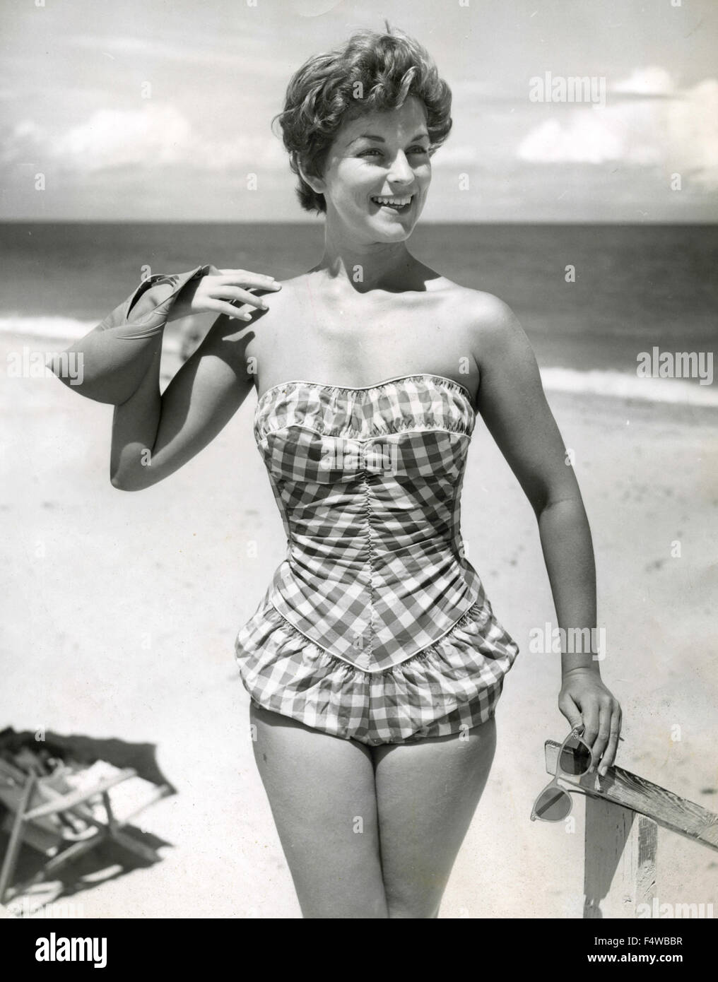 Un modèle présente un maillot 50s Banque D'Images