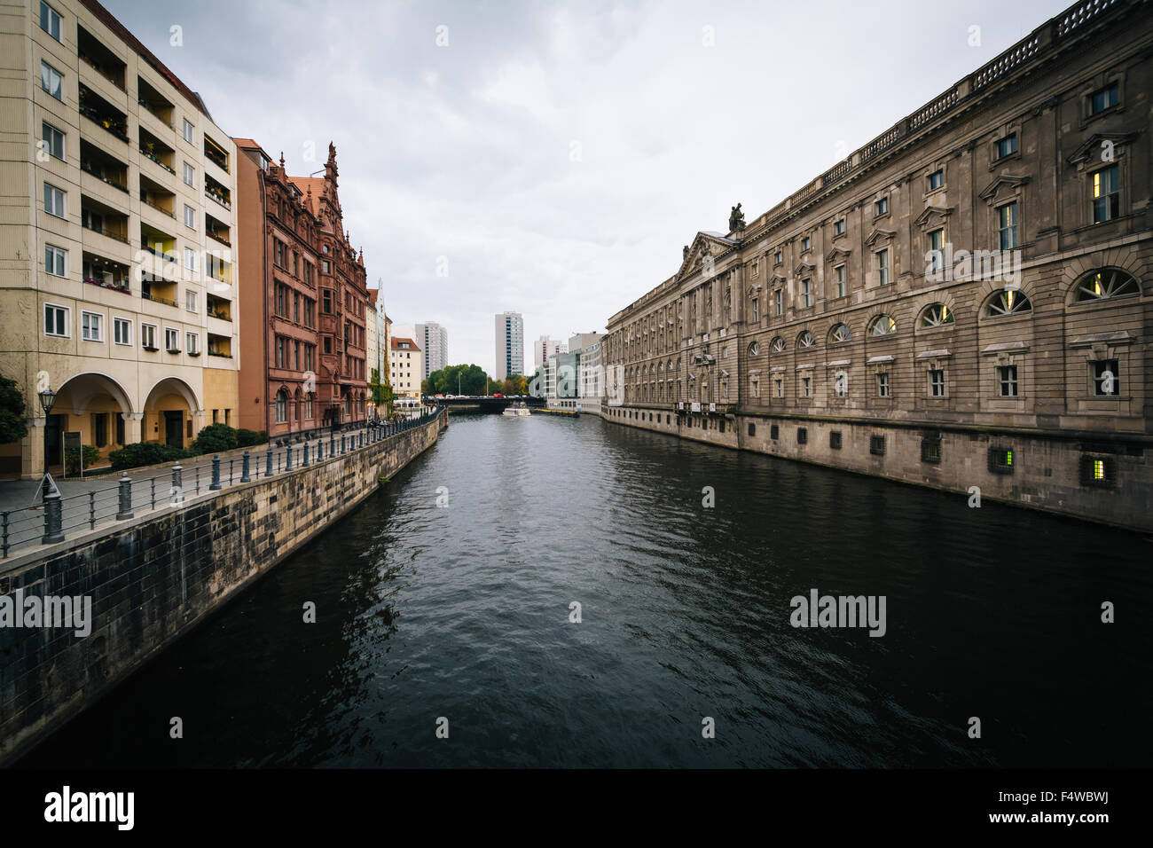 La rivière Spree, à Mitte, Berlin, Allemagne. Banque D'Images