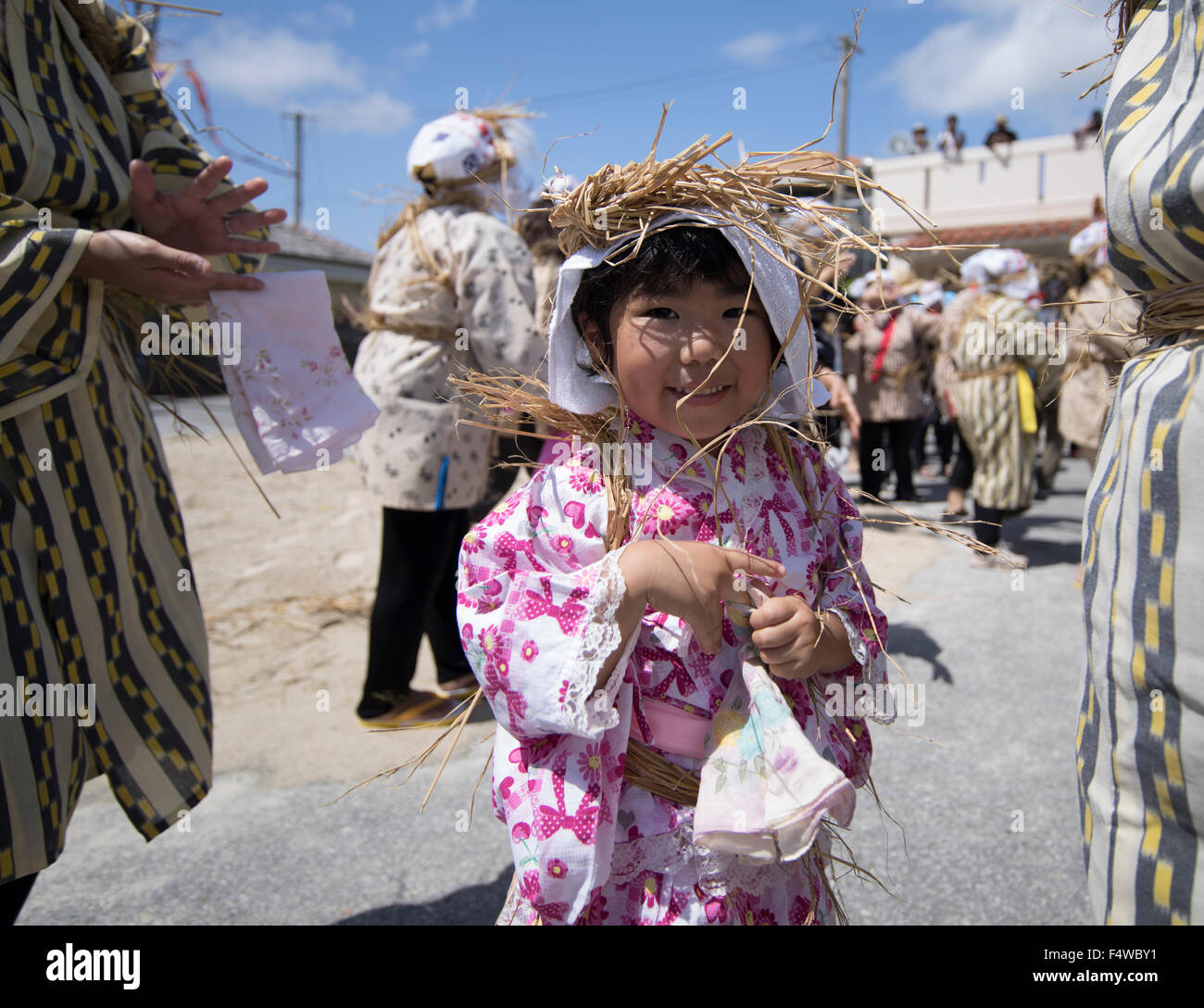 Shioya Ungami, un festival annuel en Ogimi Village, Okinawa. Les femmes chantent et dansent devant la course de bateaux dragon. Banque D'Images