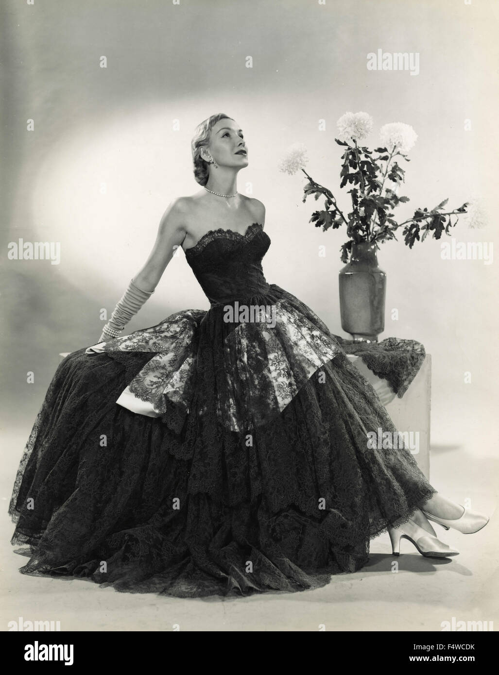 Un modèle présente une robe pour Sophie pour la huitième édition de "Modes du Times', New York, USA Banque D'Images