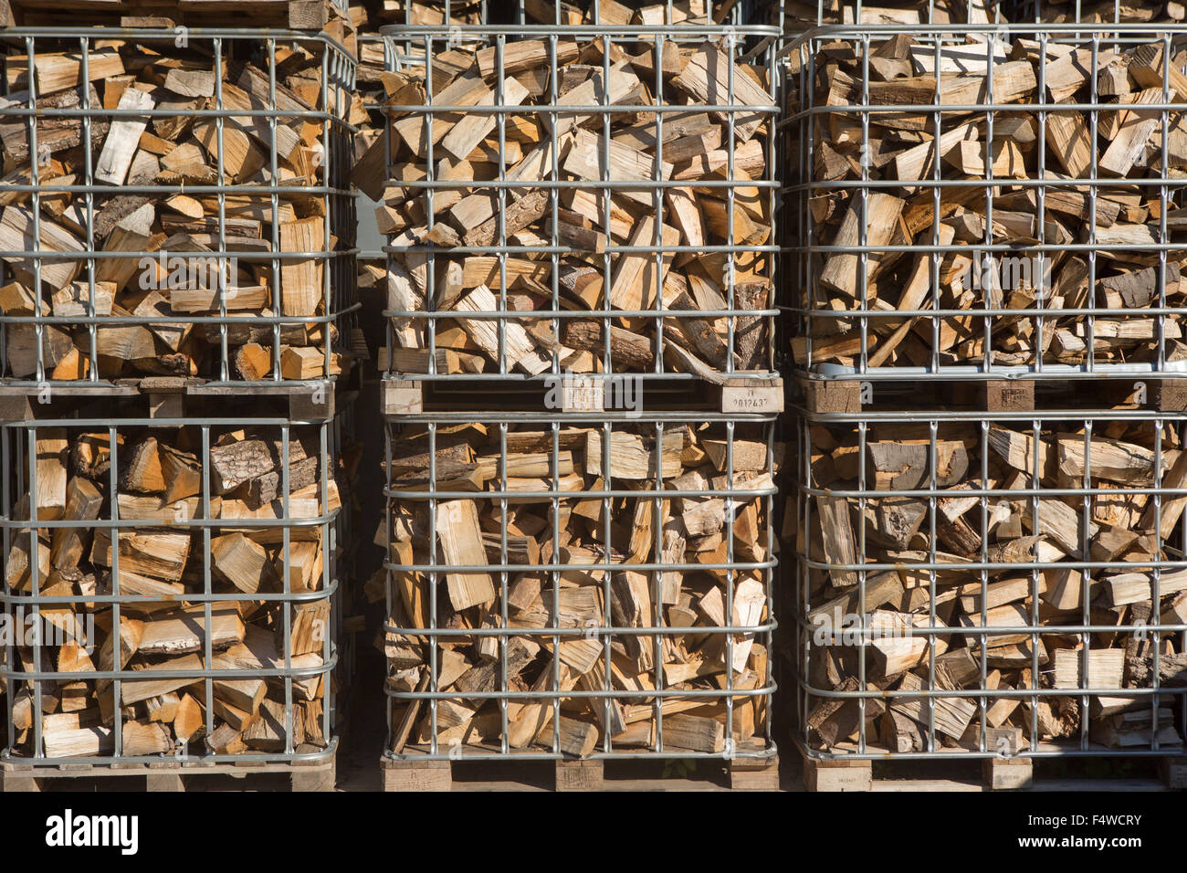 Bois de chauffage, un poids dans les cages palettes Photo Stock - Alamy