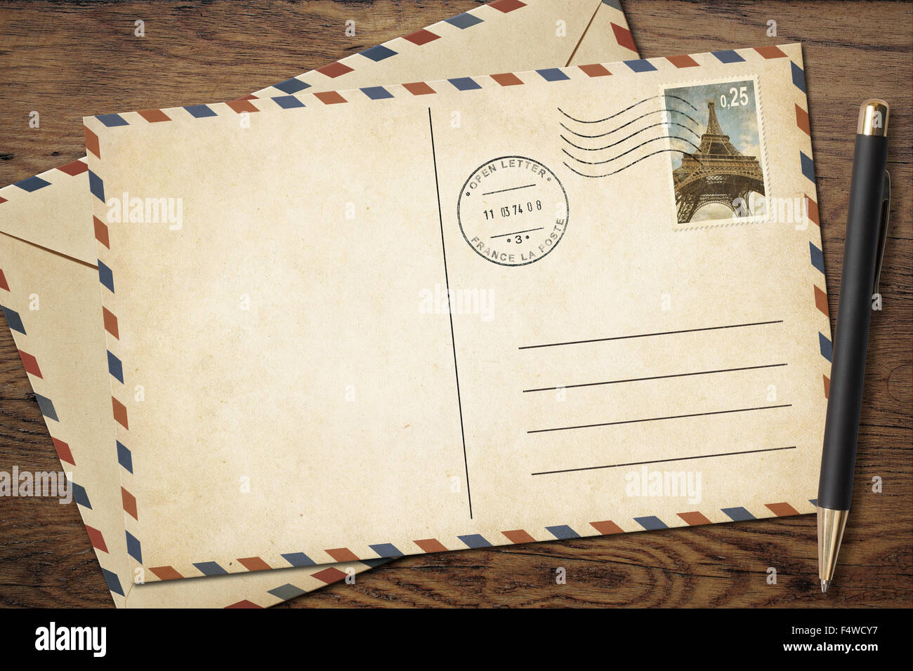 Old vintage carte postale et enveloppe avec un crayon sur la table Banque D'Images