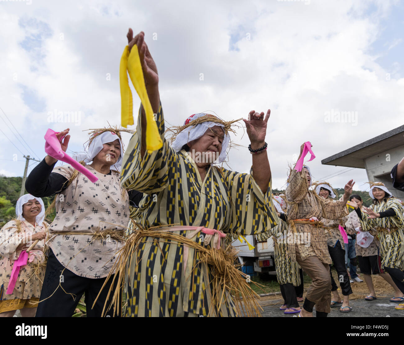 Shioya Ungami, un festival annuel en Ogimi Village, Okinawa. Les femmes chantent et dansent après la course de bateaux-dragons. Banque D'Images