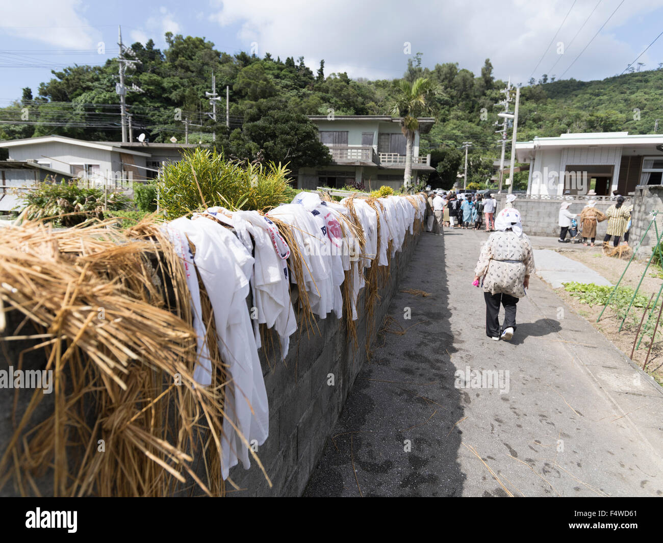 Shioya Ungami, un festival annuel en Ogimi Village, Okinawa. Costumes humides de sécher après le festival. Banque D'Images