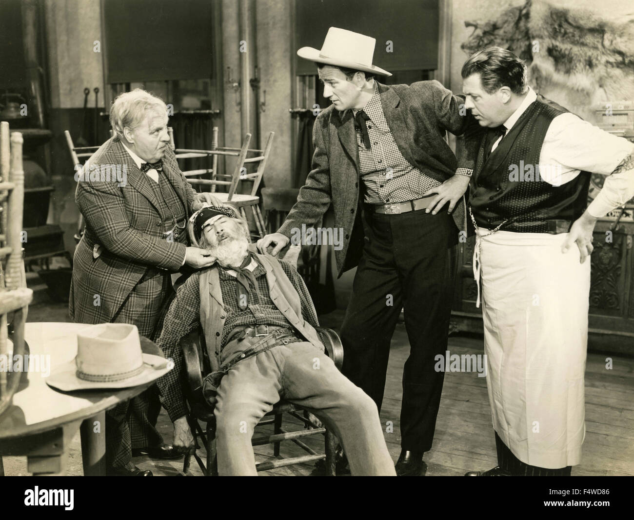 Les acteurs américains John Wayne et George 'Gabby' Hayes dans une scène du film 'Tall dans la Selle' Banque D'Images