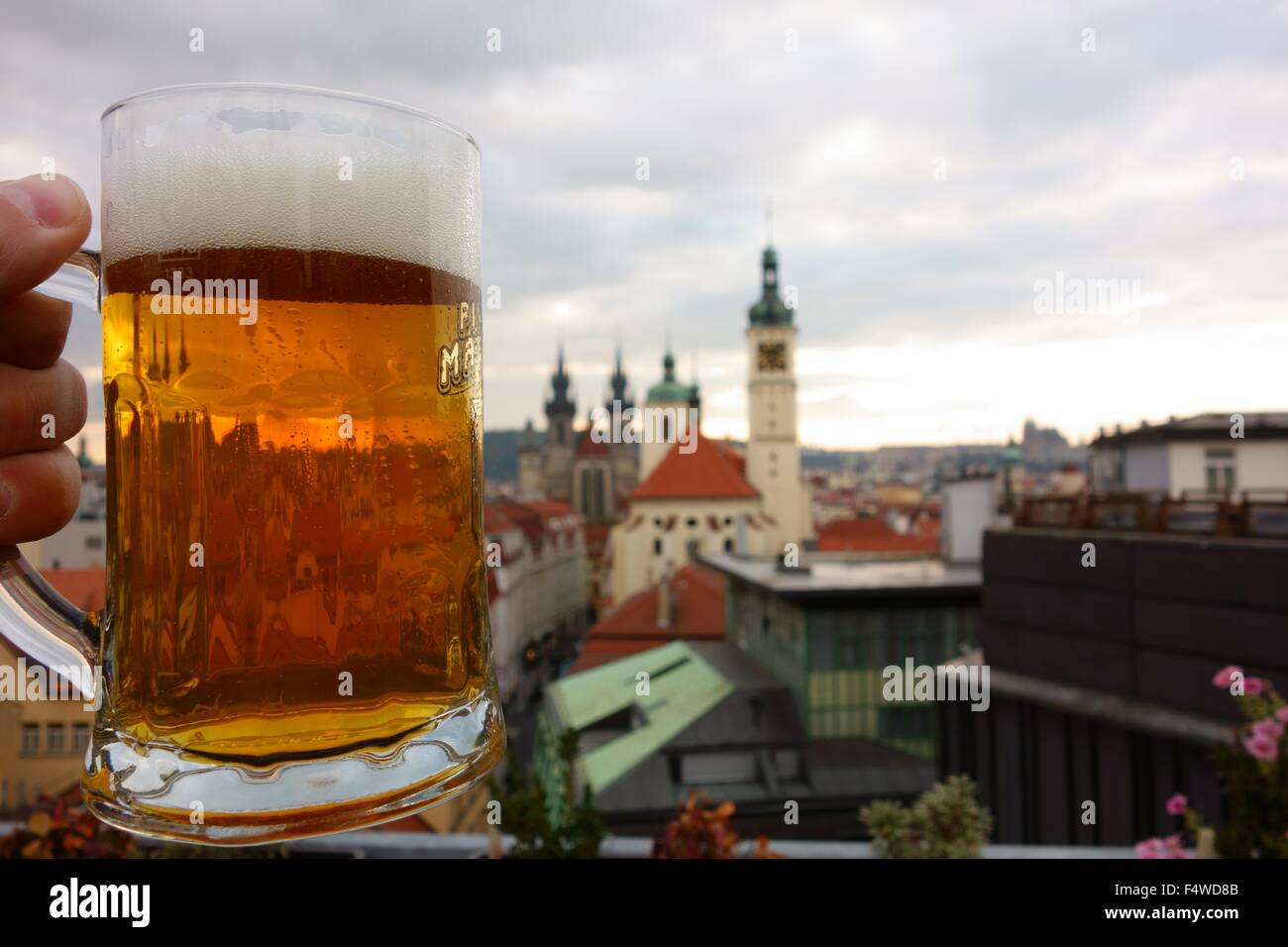 Pinte de bière tchèque sur toit-terrasse à Prague, République Tchèque Banque D'Images