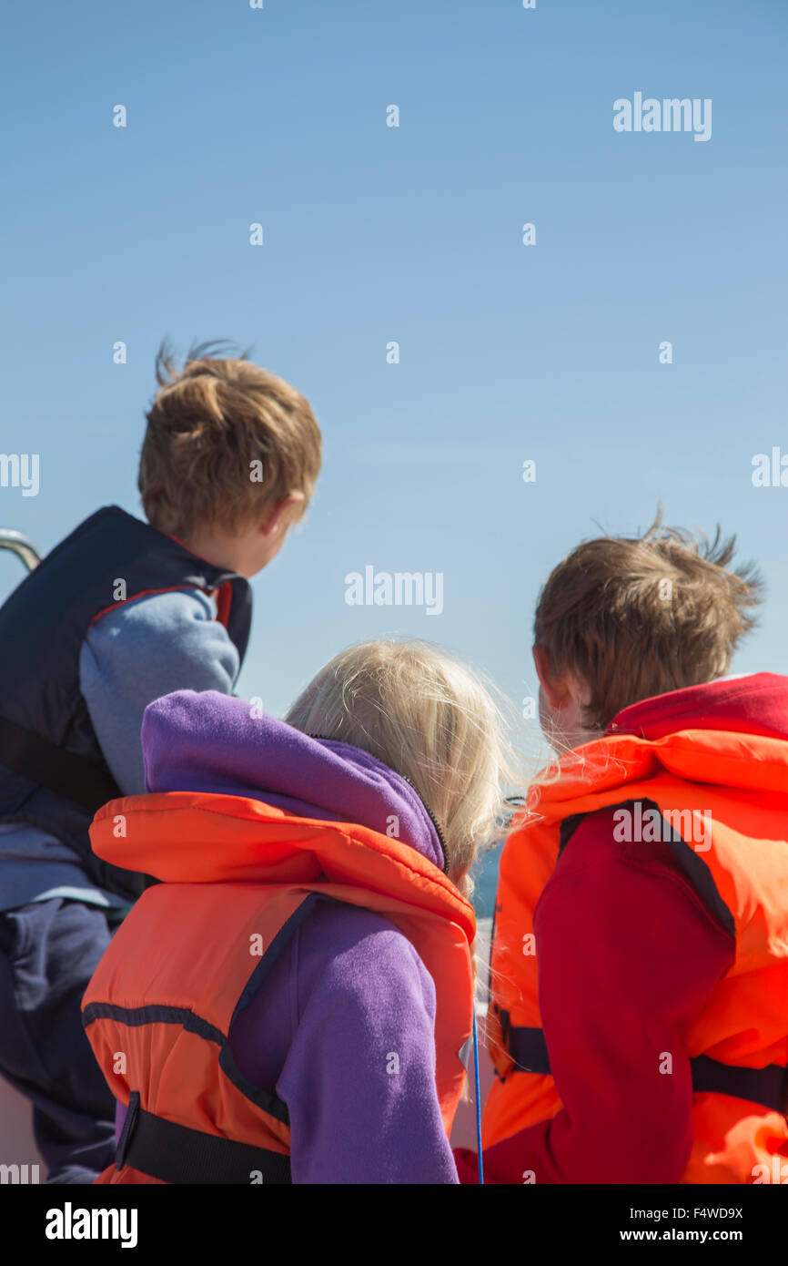 Enfants (8-9, 10-11, 12-13) sur le bateau Banque D'Images
