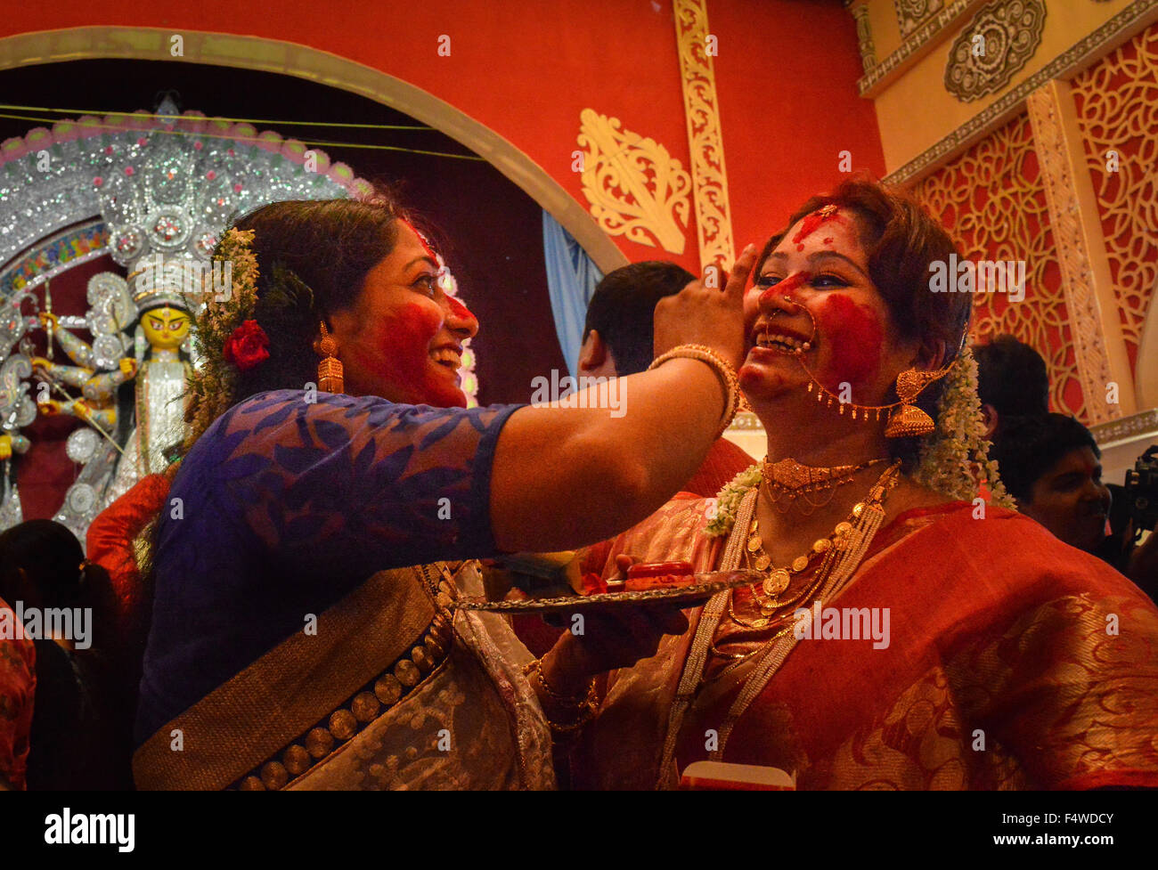 Kolkata, Inde. 23 Oct, 2015. Bijaya Dashami est le dernier jour de Duga Puja. Les femmes hindoues bengali et jouer avec frottis au cours de vermilion Sindur Khela cérémonie traditionnelle sur la dernière journée de Durga Puja festival . Credit : Tanmoy Bhaduri/Pacific Press/Alamy Live News Banque D'Images