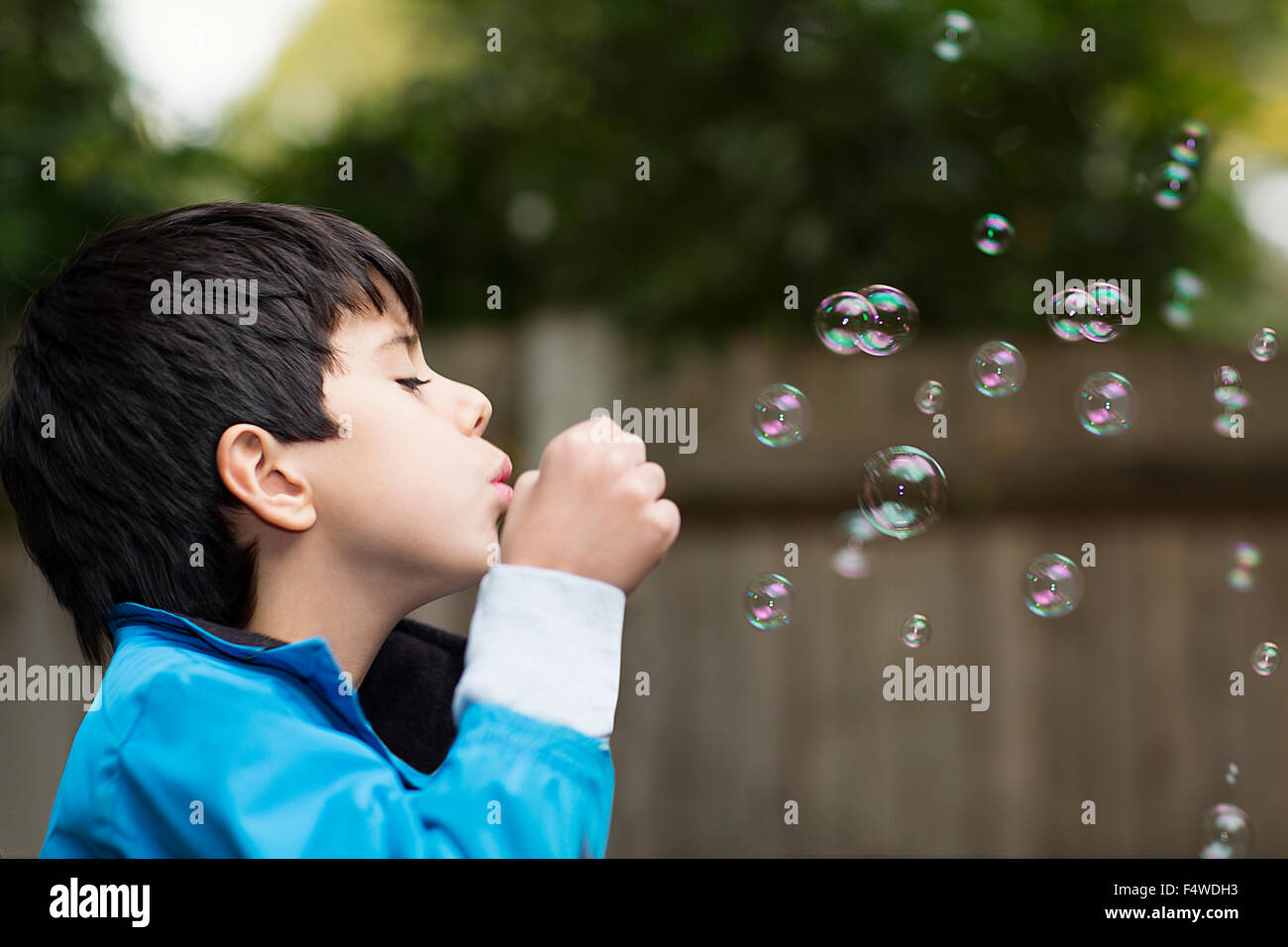 Boy blowing bubbles Banque D'Images