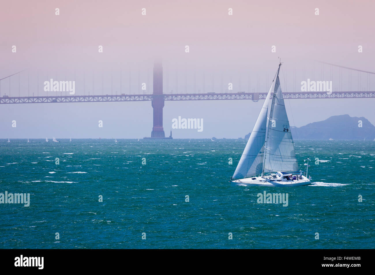 États-unis, Californie, San Francisco, voilier avec Golden Gate Bridge en arrière-plan Banque D'Images