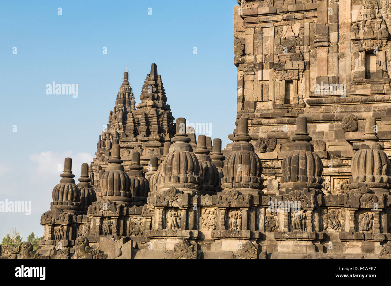 Temple de Prambanan près de Jogyakarta dans le centre de Java, en Indonésie. C'est un complexe de temple hindou. Banque D'Images