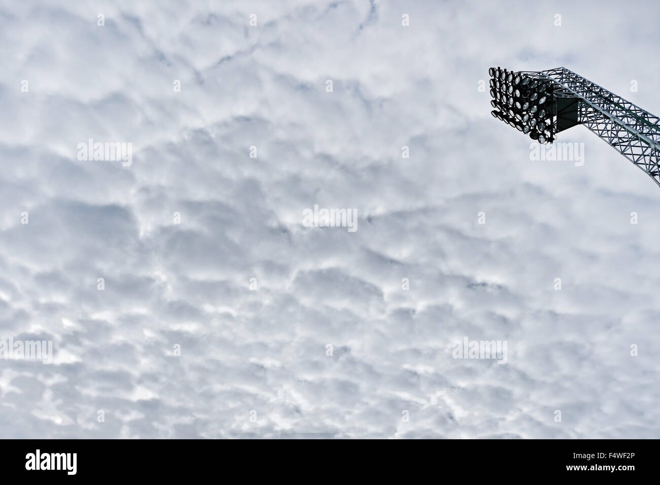 Stade de football met hors tension avec ciel couvert sur l'arrière-plan Banque D'Images