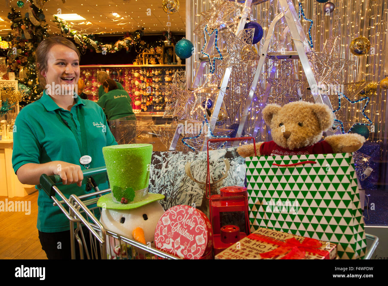 Barton Grange, Garstang, UK. 23 octobre, 2015. La célèbre Barton Grange Garden Centre affiche de Noël. Sales assistant Georgina Lawson qui met actuellement la touche finale à la Barton Grange du centre jardin affichage de Noël. Gestionnaire d'affichage, David Fawcett-Ropner, qui a travaillé au centre pour les dix dernières années, a été occupé avec neuf de ses collaborateurs les préparatifs de cette années lancement. David a commencé la construction d'emplacement sur le 7 Sept prêts pour l'inauguration d'aujourd'hui journée, juste à temps pour l'automne à la mi-temps. Credit : Cernan Elias/Alamy Live News Banque D'Images