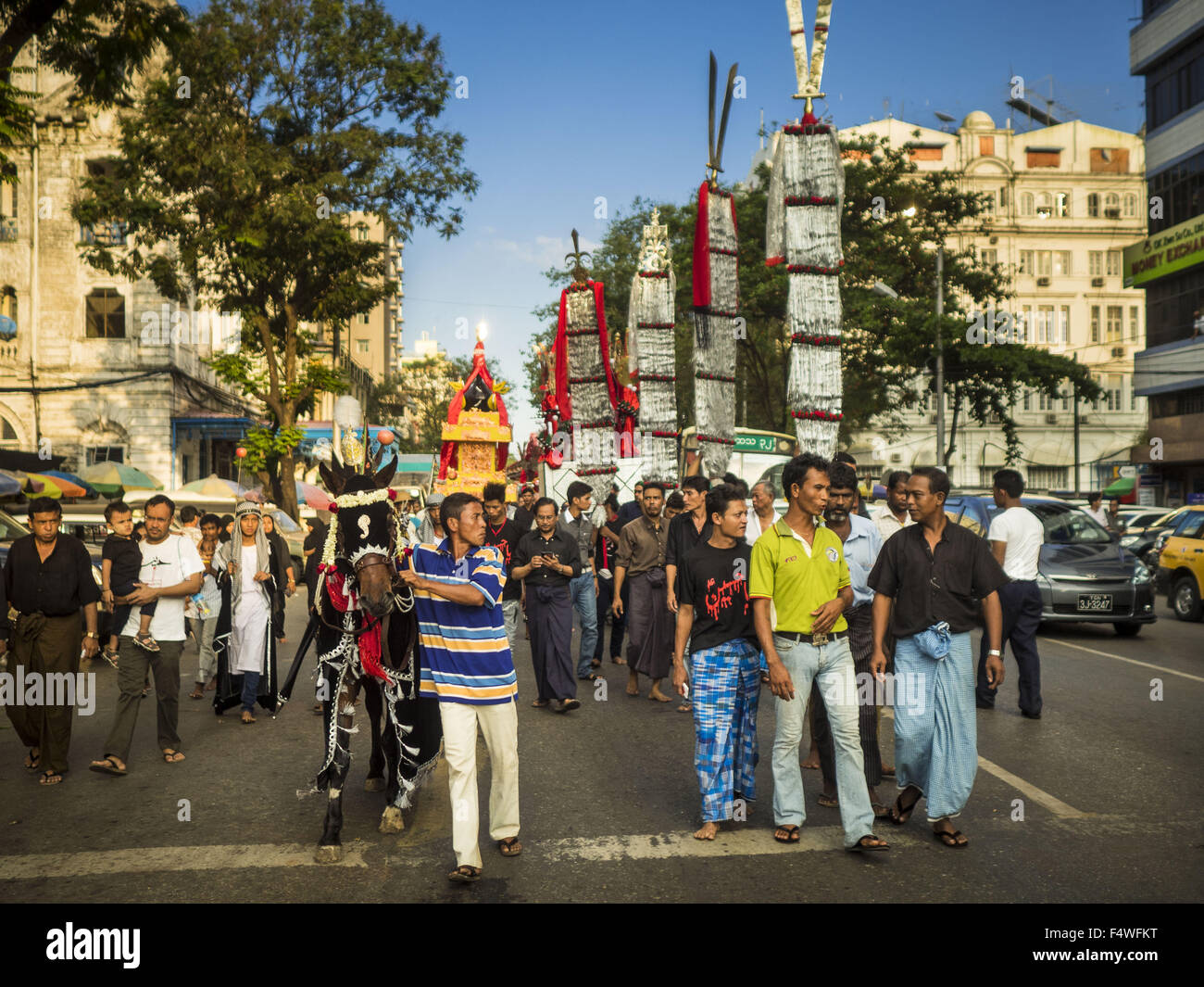 La Division de Yangon, Yangon, Myanmar. 23 Oct, 2015. Ashura commémore la mort de Hussein ibn Ali, le petit-fils du prophète Mahomet, au 7ème siècle. Hussein ibn Ali est considéré par les musulmans chiites d'être le troisième Imam et le successeur légitime de Mahomet. Il a été tué à la bataille de Kerbala en 610 EC au 10ème jour de Muharram, le premier mois du calendrier islamique. Selon les statistiques du gouvernement du Myanmar, seulement environ 4 % de la population est musulmane. De nombreux Musulmans ont fui le Myanmar au cours des dernières années en raison de la violence dirigée contre les Musulmans par les nationalistes bouddhistes birmans. (C Banque D'Images