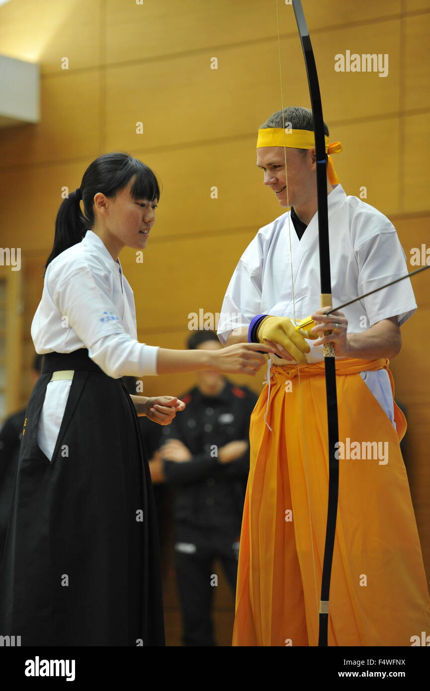Chris Froome cycliste s'essaie au tir à l'arc japonais (Kyudo) avec l'aide d'étudiants de Urawa Municipal High School dans une démonstration spéciale pour les coureurs du Tour de France le 23 octobre 2015 à Saitama, au Japon. 2015 est la troisième année que les organisateurs du Tour de France ont fait la course au Japon pour une course critérium spéciale d'une journée. (Photo Kumiko Saotomé/AFLO) Banque D'Images