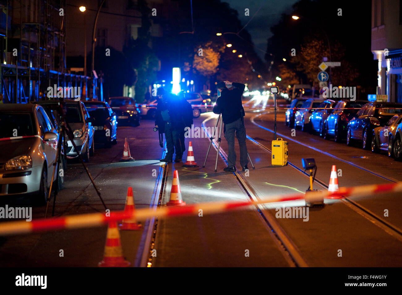 Les officiers de police judiciaire Ministère examiner une scène de crime dans Kopernikusstrasse à Berlin, 23 octobre 2015. Tôt le matin, un homme a été grièvement blessé, et qu'on y trouve. Photo : Klaus-Dietmar Gabbert/dpa Banque D'Images