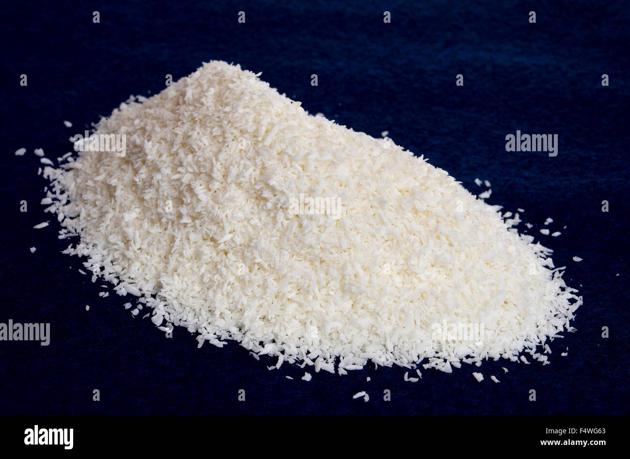 Noix de coco desséchée moyen foncé sur fond textile Banque D'Images