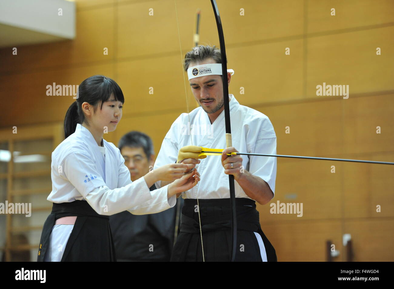 John Degenkolb essaie le kyudo (tir à l'arc traditionnel japonais) avec des membres du Tour de France lors d'une démonstration par des élèves d'Urawa Municipal High School le 23 octobre 2015 à Saitama, au Japon. 2015 est la troisième année que les organisateurs du Tour de France ont fait la course au Japon pour une course critérium spéciale d'une journée. (Photo Kumiko Saotomé/AFLO) Banque D'Images