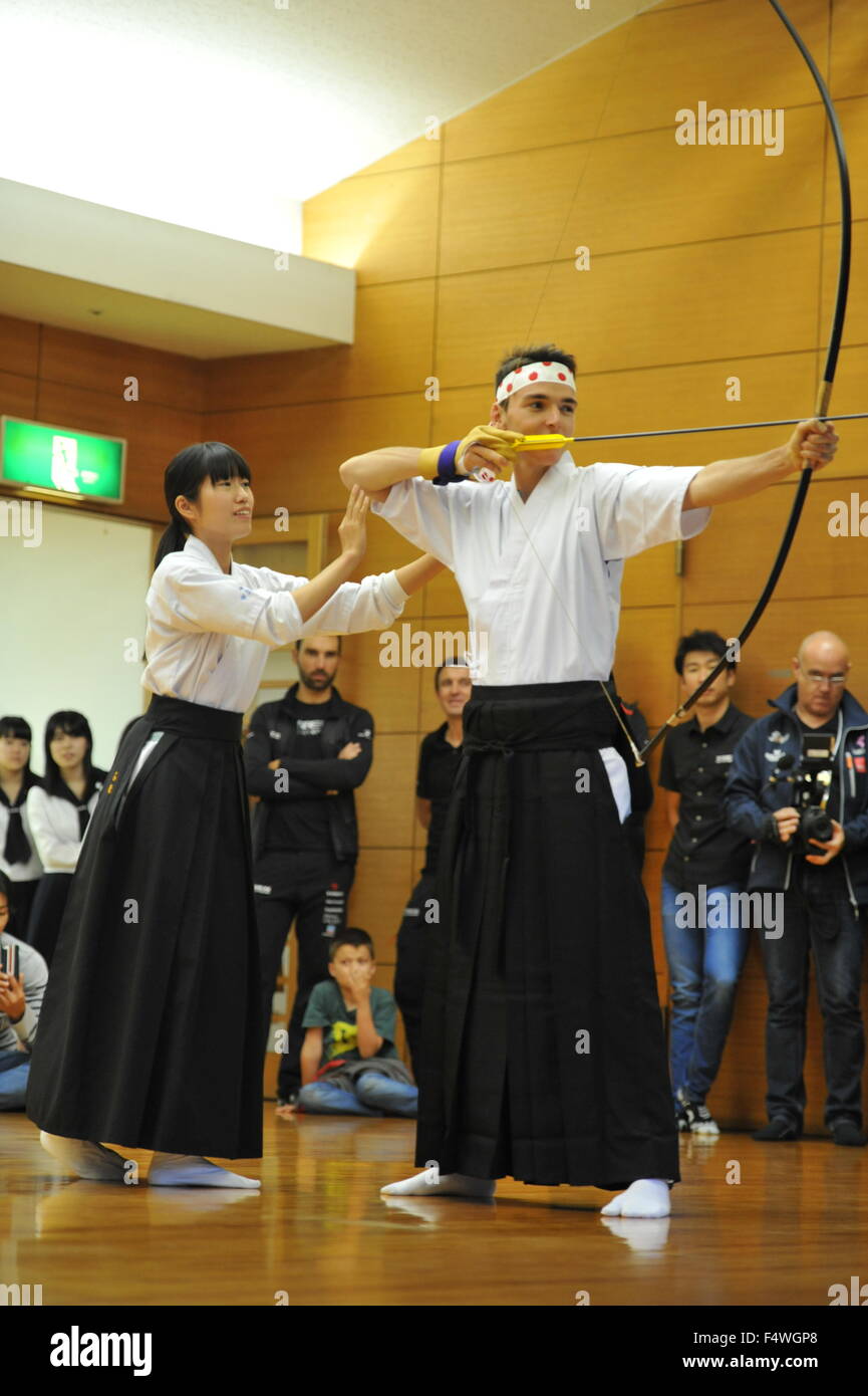 Romain Bardet tente le kyudo (tir à l'arc traditionnel japonais) avec des membres du Tour de France lors d'une démonstration par des élèves d'Urawa Municipal High School le 23 octobre 2015 à Saitama, au Japon. 2015 est la troisième année que les organisateurs du Tour de France ont fait la course au Japon pour une course critérium spéciale d'une journée. (Photo Kumiko Saotomé/AFLO) Banque D'Images