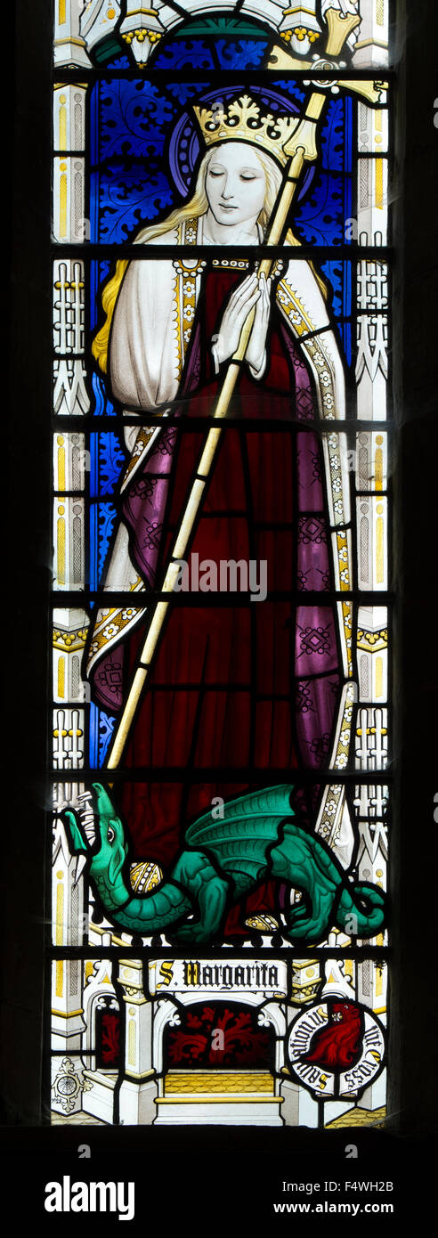 Sainte Marguerite d'Antioche de vitraux, l'église Saint Marguerite d'Antioche, Alderton, Gloucestershire, England, UK Banque D'Images