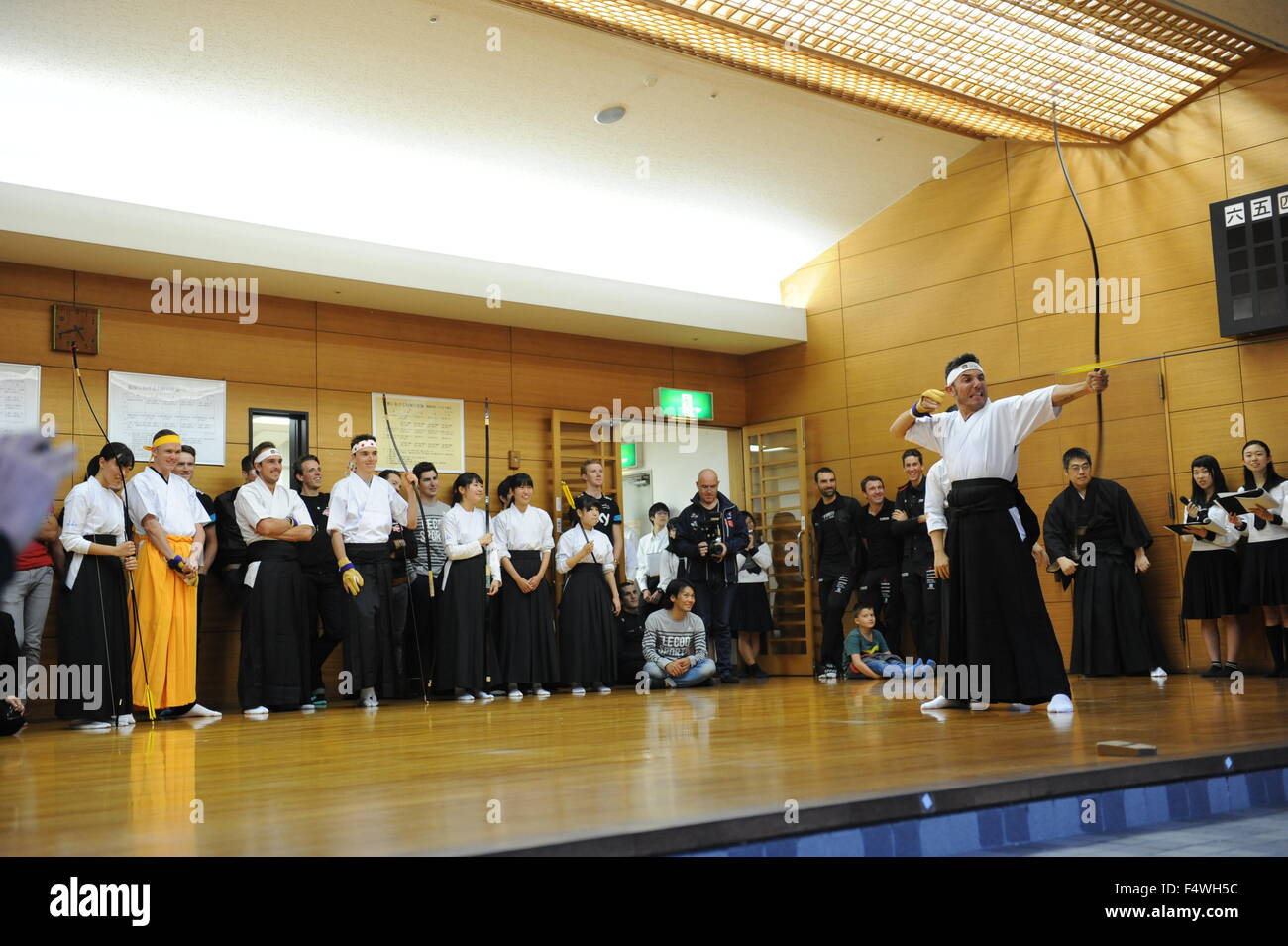 Joaquim Rodriguez tente le kyudo (tir à l'arc traditionnel japonais) avec des membres du Tour de France lors d'une démonstration par des élèves d'Urawa Municipal High School le 23 octobre 2015 à Saitama, au Japon. 2015 est la troisième année que les organisateurs du Tour de France ont fait la course au Japon pour une course critérium spéciale d'une journée. (Photo Kumiko Saotomé/AFLO) Banque D'Images