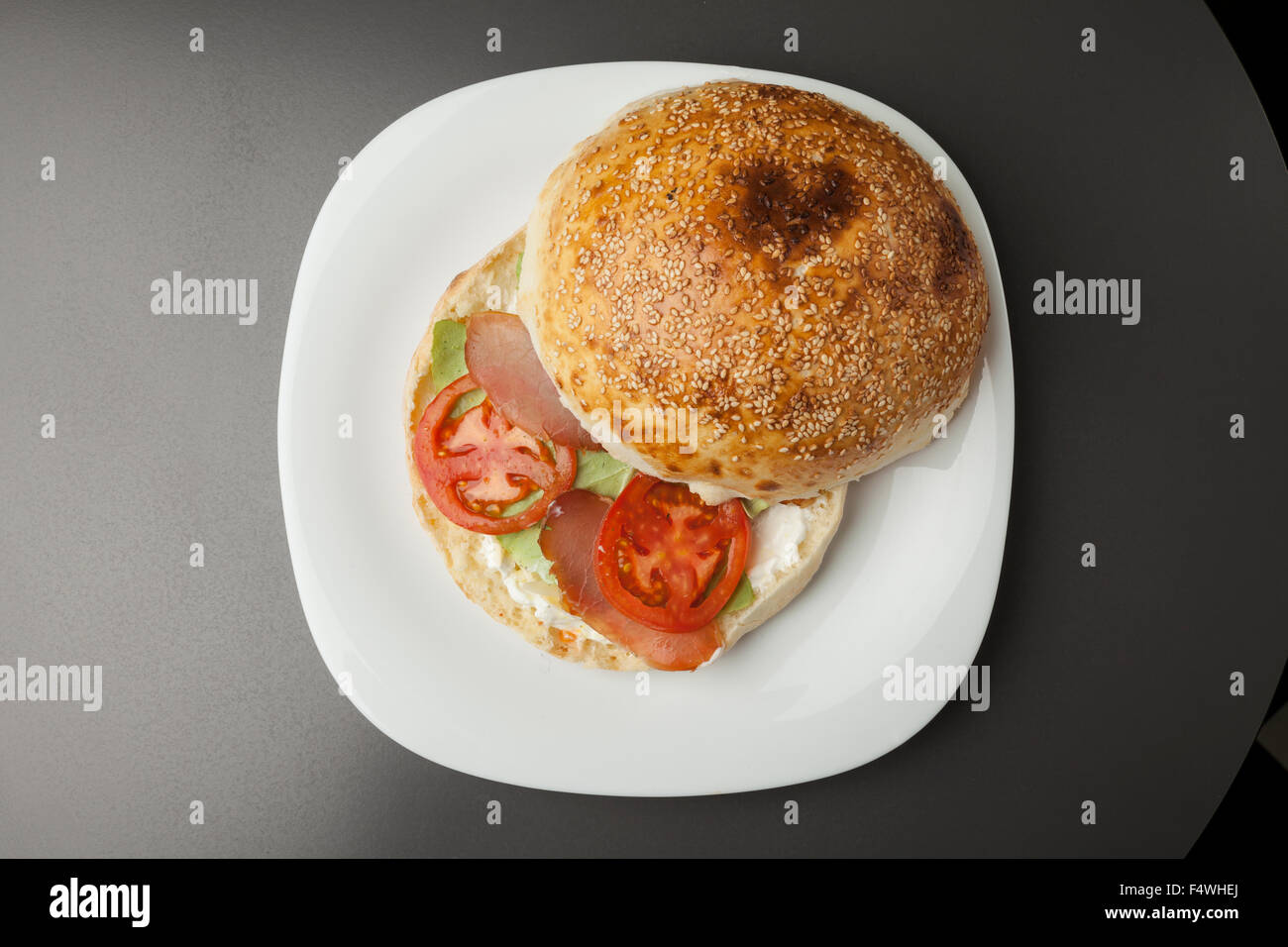 Sandwich avec jambon, fromage et tomate Banque D'Images Sandwich avec jambon, fromage et tomate Banque D'Images