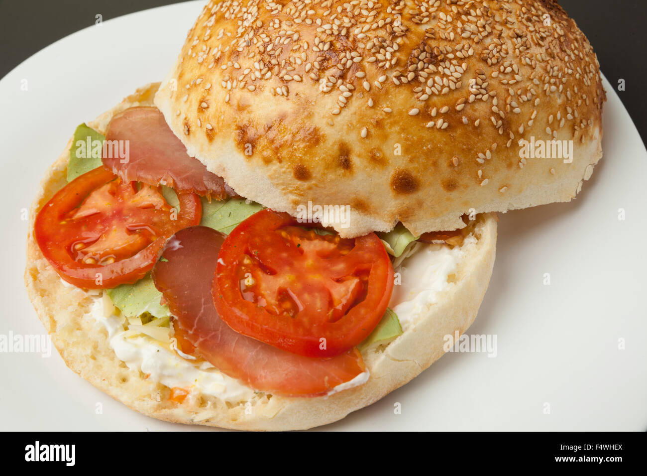 Sandwich avec jambon, fromage et tomate Banque D'Images Sandwich avec jambon, fromage et tomate Banque D'Images