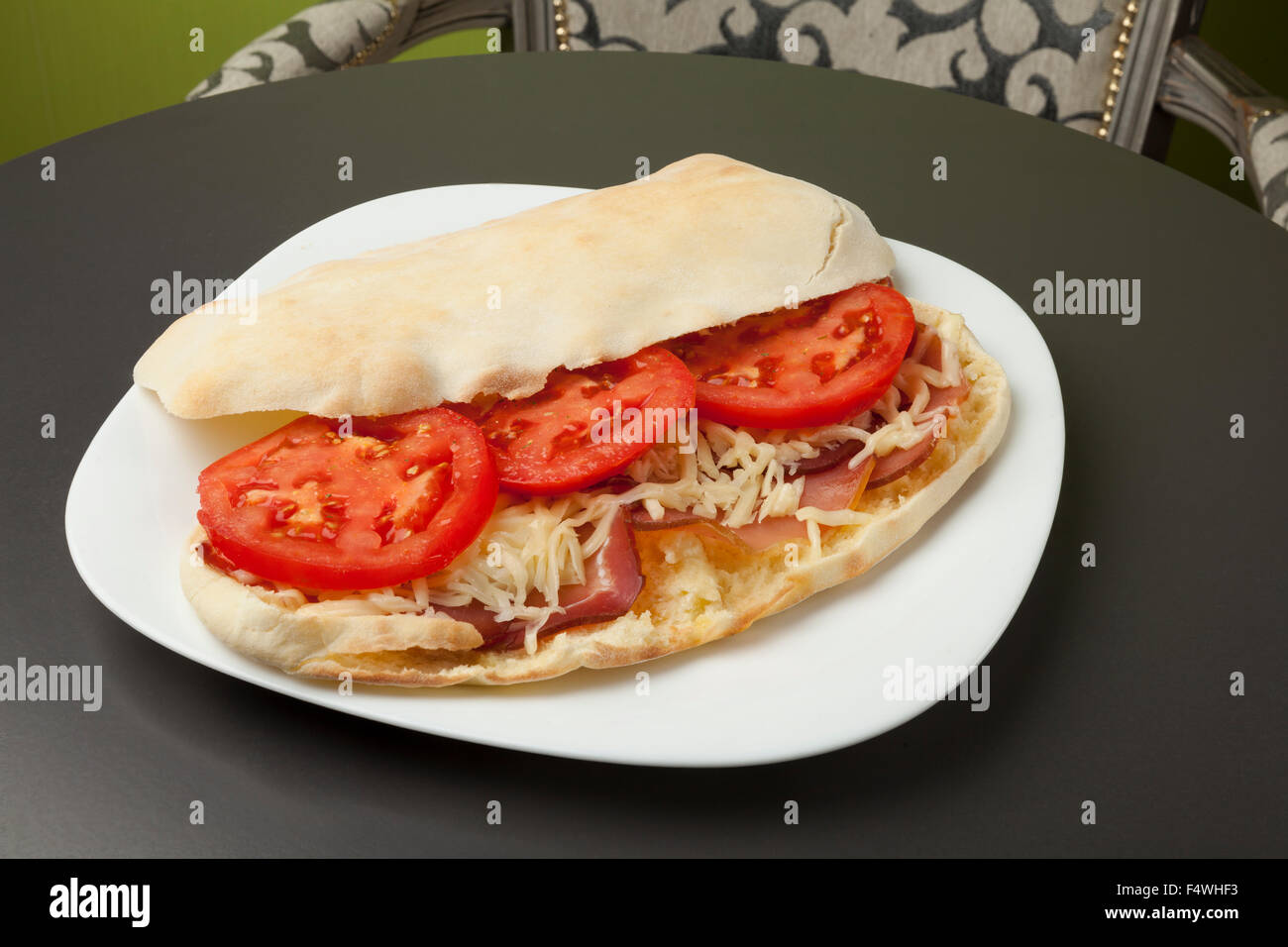 Sandwich avec jambon, fromage et tomate Banque D'Images Sandwich avec jambon, fromage et tomate Banque D'Images