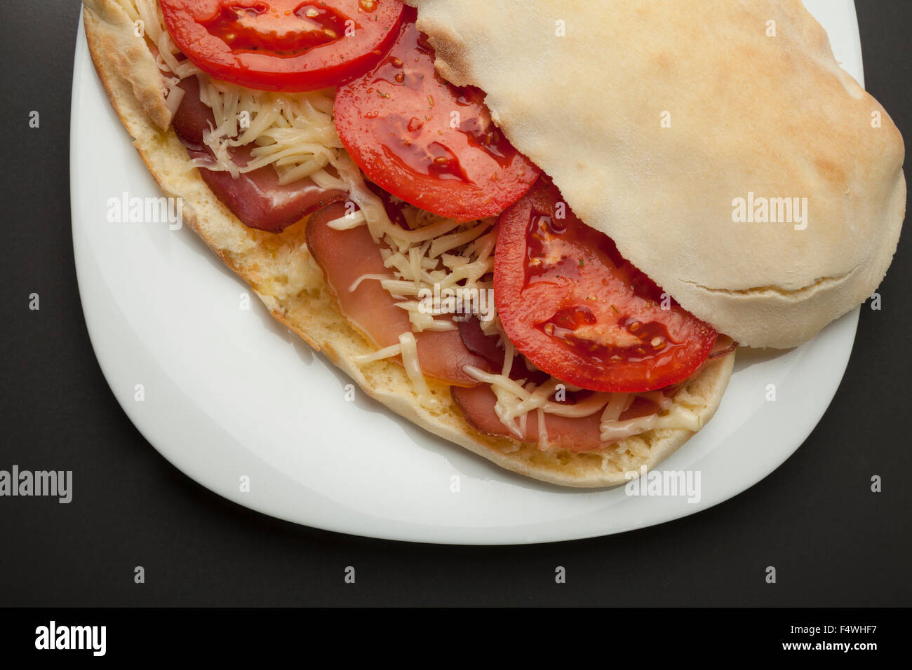 Sandwich avec jambon, fromage et tomate Banque D'Images Sandwich avec jambon, fromage et tomate Banque D'Images