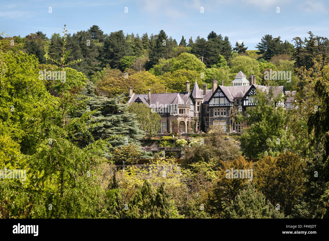 Jardin de Bodnant, Conwy, Pays de Galles, Royaume-Uni. Hôtel de Bodnant, vu de l'autre côté de la vallée à la fin du printemps Banque D'Images