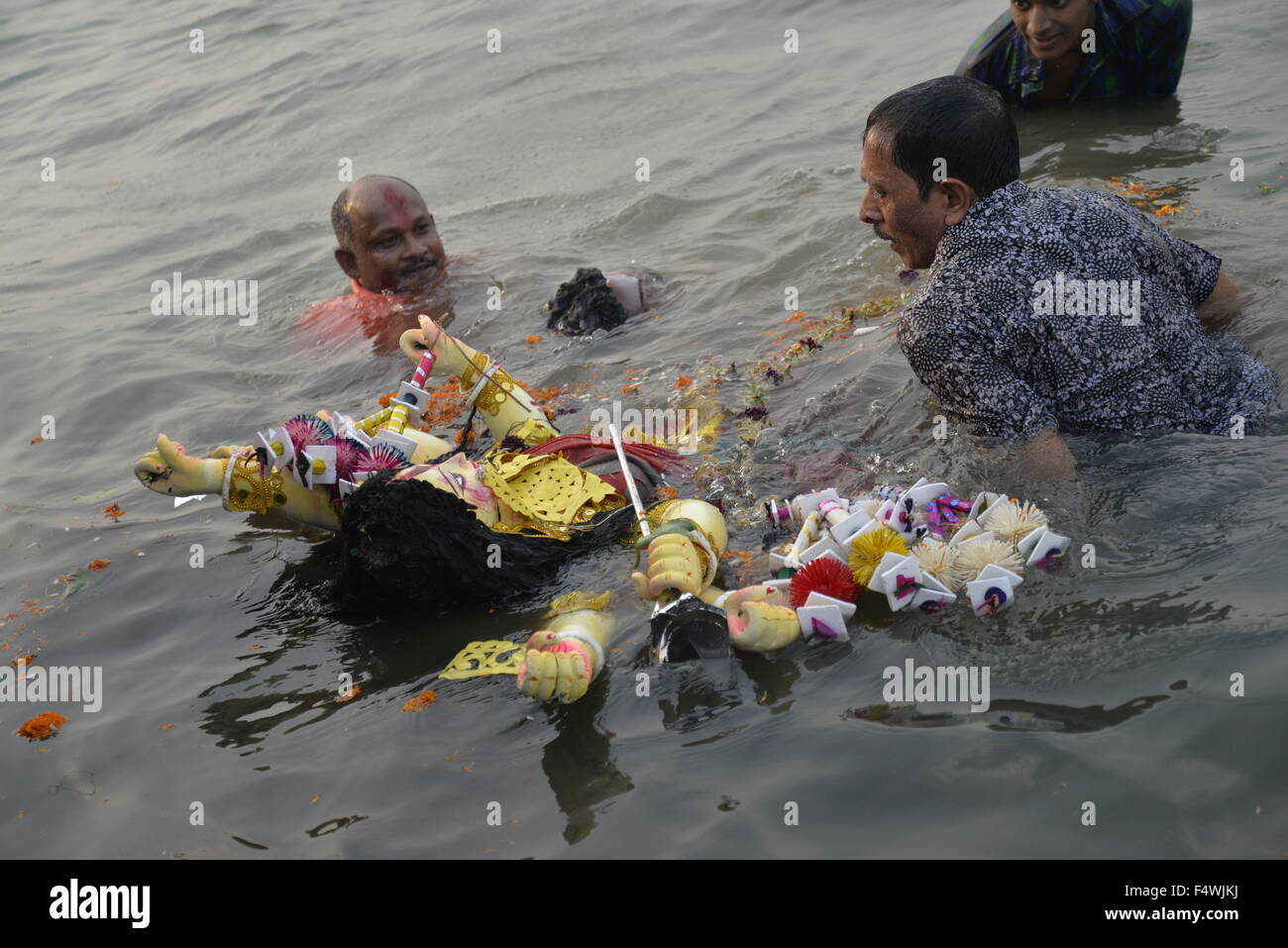 Les dévots hindous bangladeshis immerger une idole de déesse hindoue Durga dans la rivière Buriganga à Dhaka, au Bangladesh. Le 23 octobre 2015, la communauté hindoue terminé leurs quatre jours de festival annuel Durga Puja, le culte de la déesse hindoue Durga, qui symbolise la puissance et le triomphe du bien sur le mal, avec l'immersion des idoles de la déesse au Bangladesh. Banque D'Images