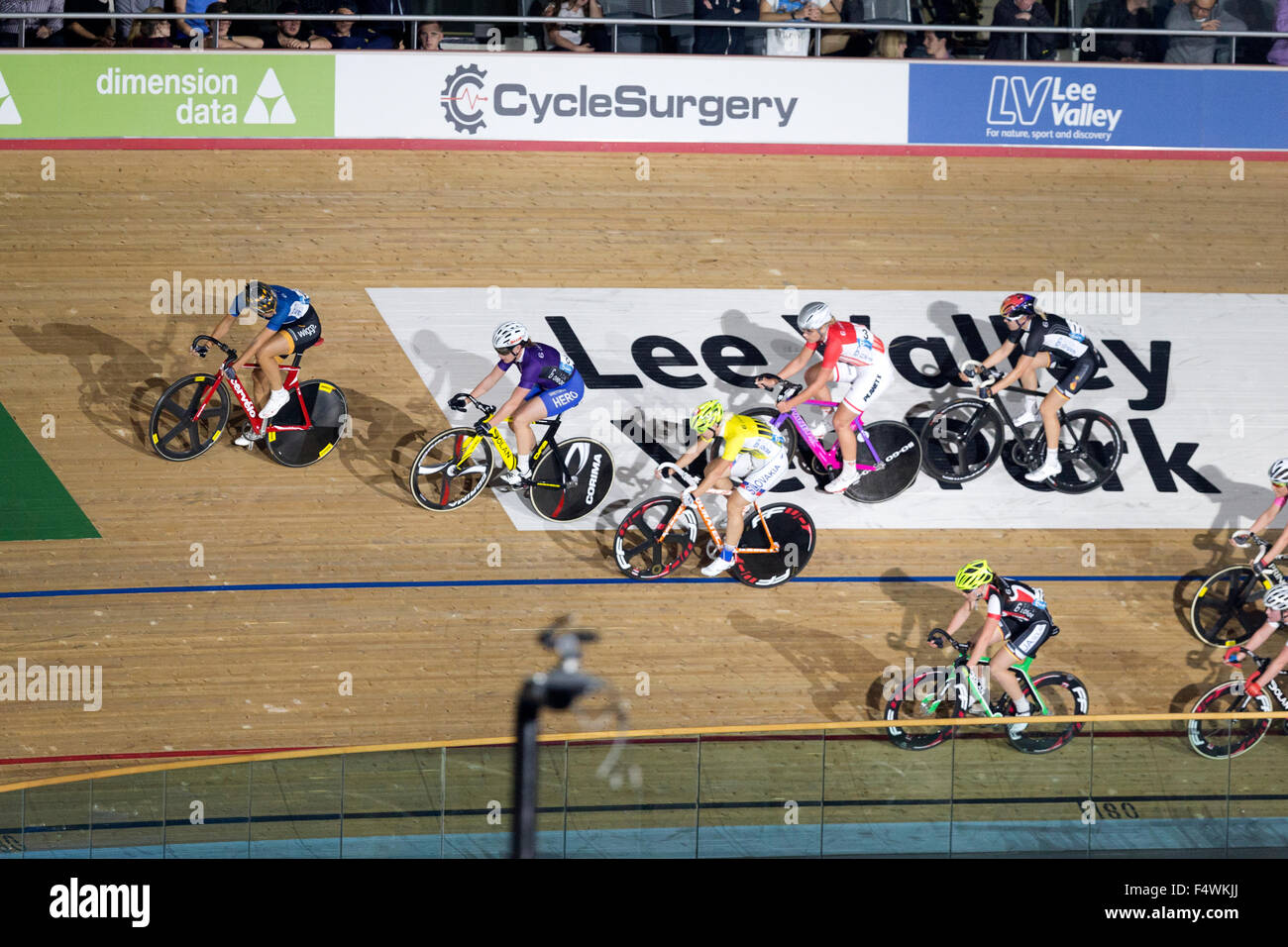 Londres, Royaume-Uni. 22 octobre, 2015. Londres, Royaume-Uni. 22 octobre, 2015. Les femmes - 10km Course aux points 6 jour Londres, une élite du cyclisme sur piste, la concurrence Velo Lee Valley Park, Londres, UK. Crédit : Simon Balson/Alamy Live News Banque D'Images