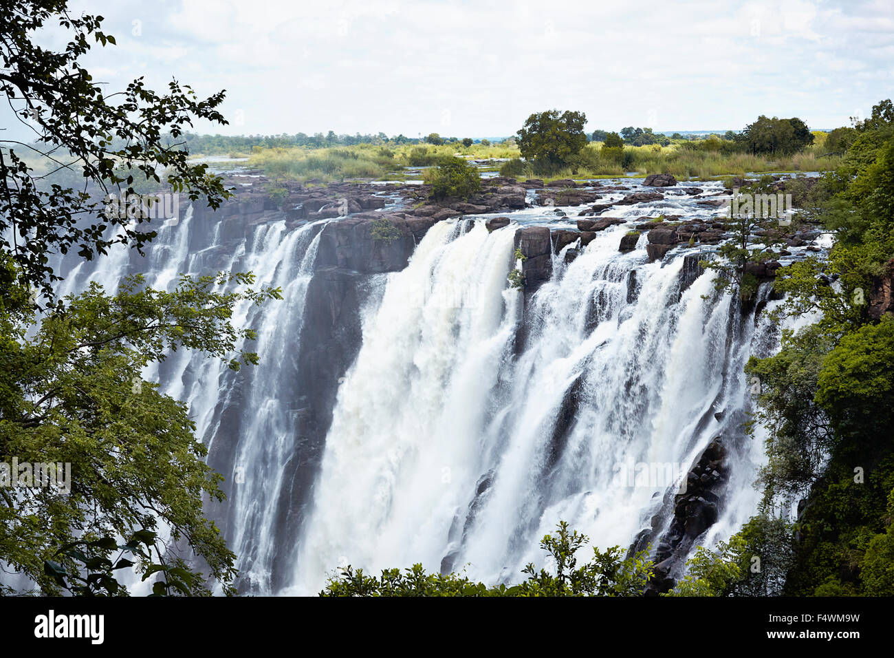 Victoria Falls vu à partir de la Zambie. Zambèze à la frontière de la Zambie et Zimbabwe. Livingstone Banque D'Images