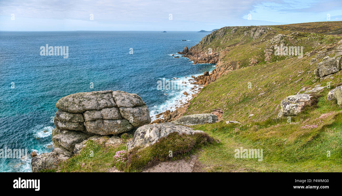 Paysage côtier pittoresque à Lands End, Cornwall, Angleterre, Royaume-Uni Banque D'Images