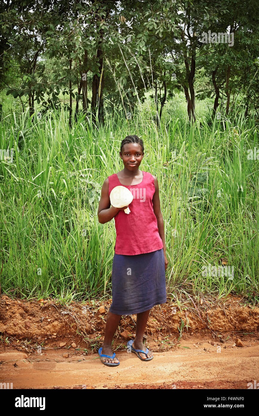 Marchande de champignons par les routes de la Zambie Banque D'Images