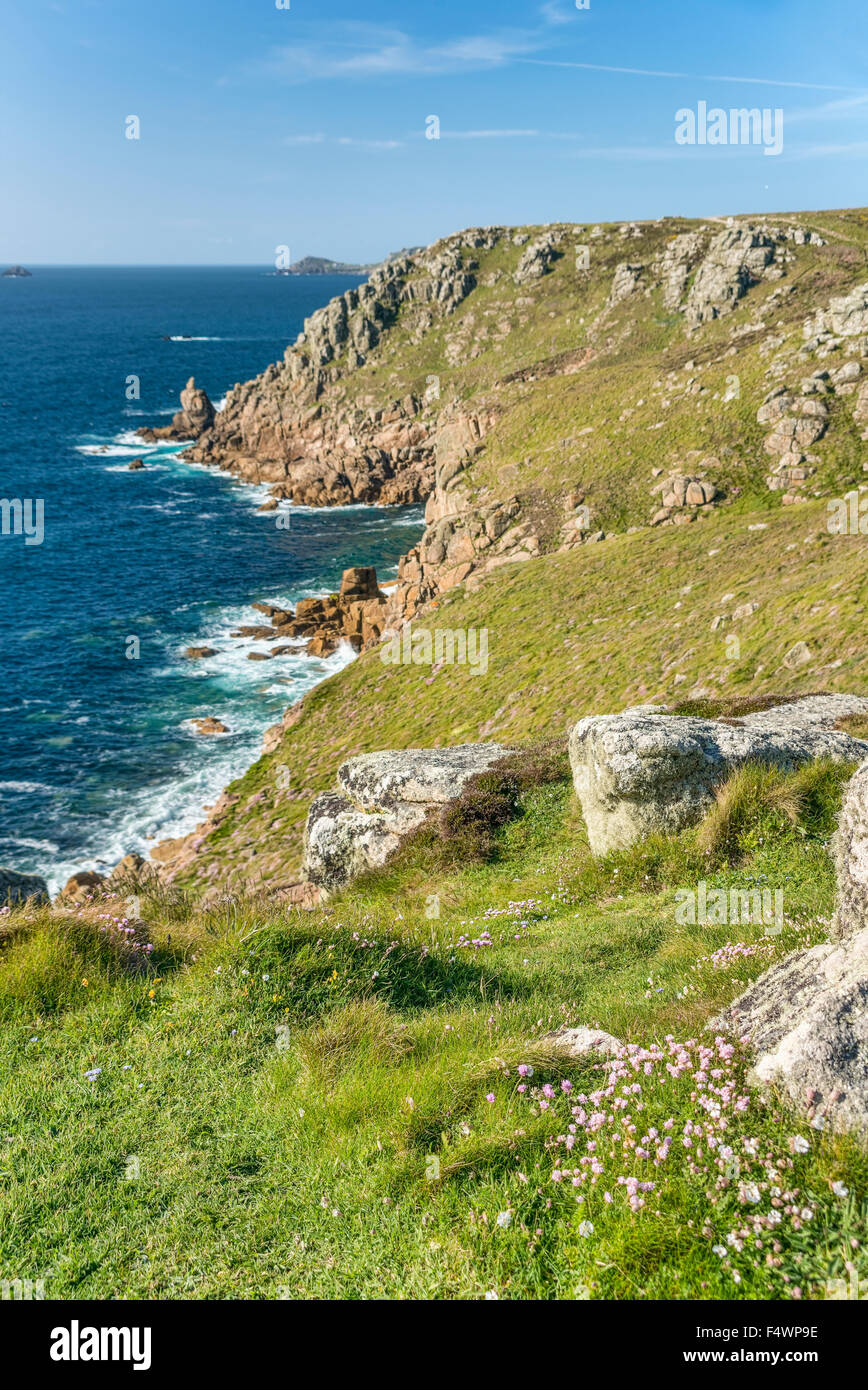 Paysage côtier pittoresque à Lands End, Cornwall, Angleterre, Royaume-Uni Banque D'Images