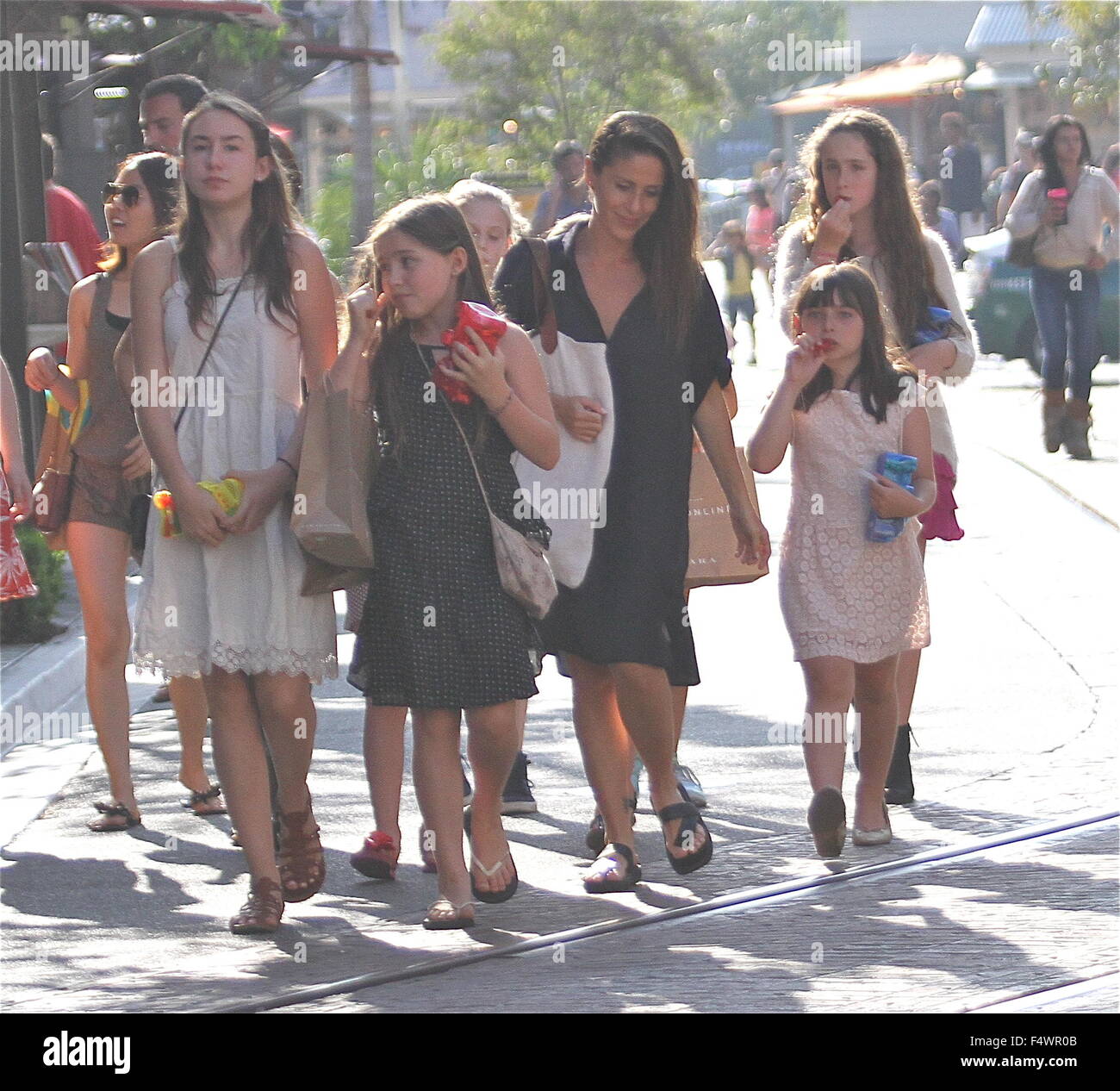 Soleil Moon Frye prend ses filles shopping au bosquet à Hollywood comprend : Soleil Moon Frye, Poet Sienna Rose Goldberg, Jagger Joseph Blue Goldberg, Lyric Sonny Goldberg Routes Où : Los Angeles, California, United States Quand : 20 août 2015 Banque D'Images