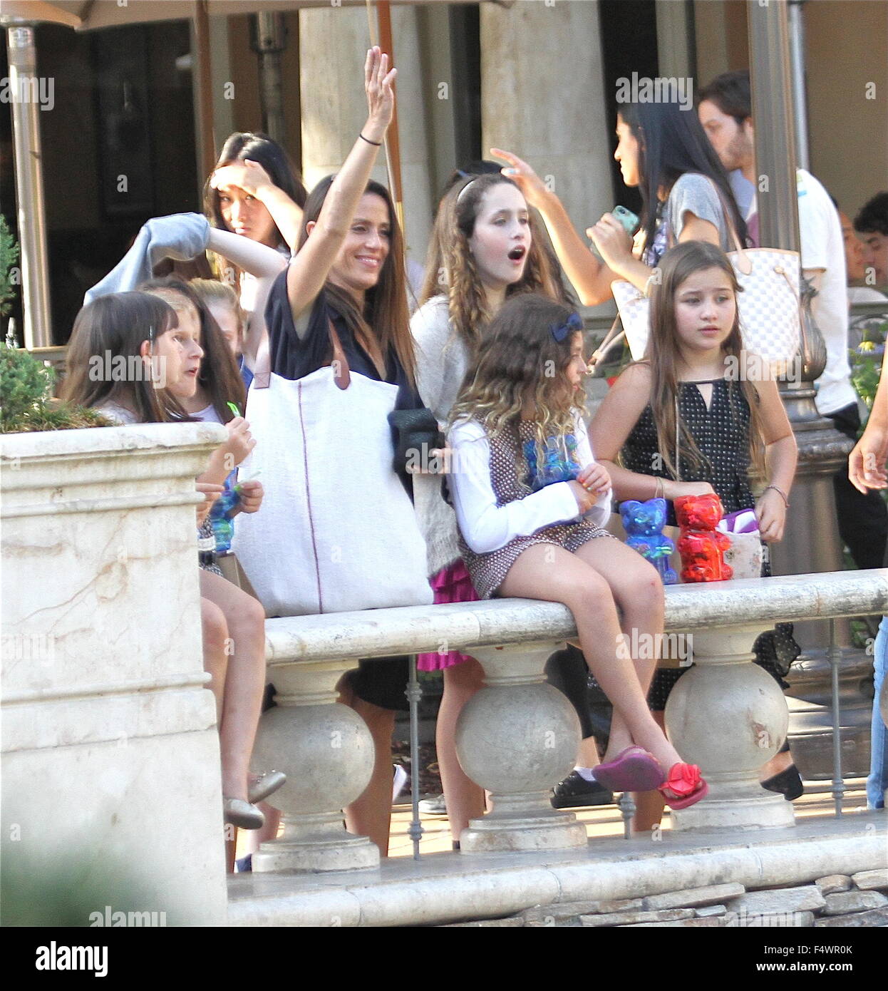 Soleil Moon Frye prend ses filles shopping au bosquet à Hollywood comprend : Soleil Moon Frye, Poet Sienna Rose Goldberg, Jagger Joseph Blue Goldberg, Lyric Sonny Goldberg Routes Où : Los Angeles, California, United States Quand : 20 août 2015 Banque D'Images