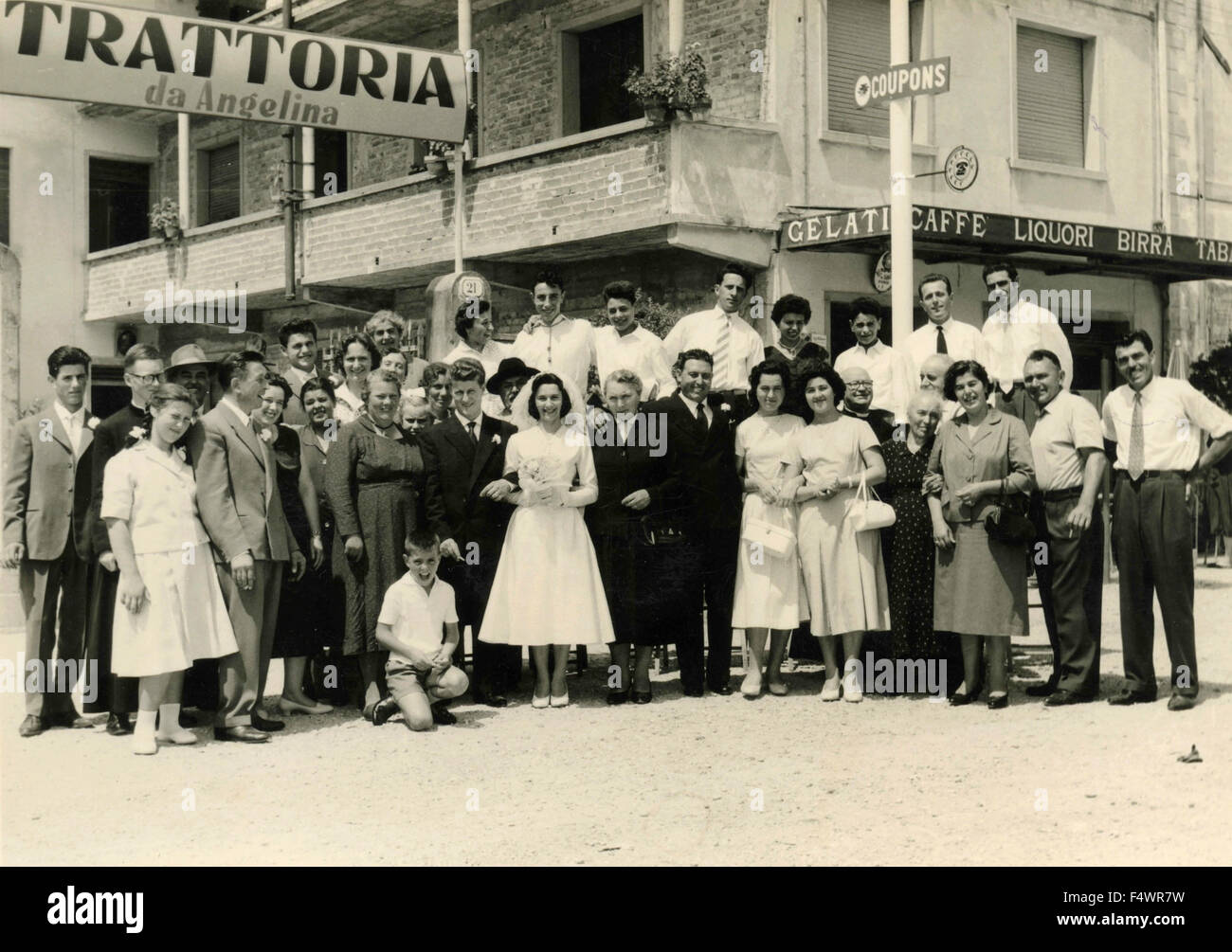 Un grand groupe assistant à un mariage, Italie Banque D'Images