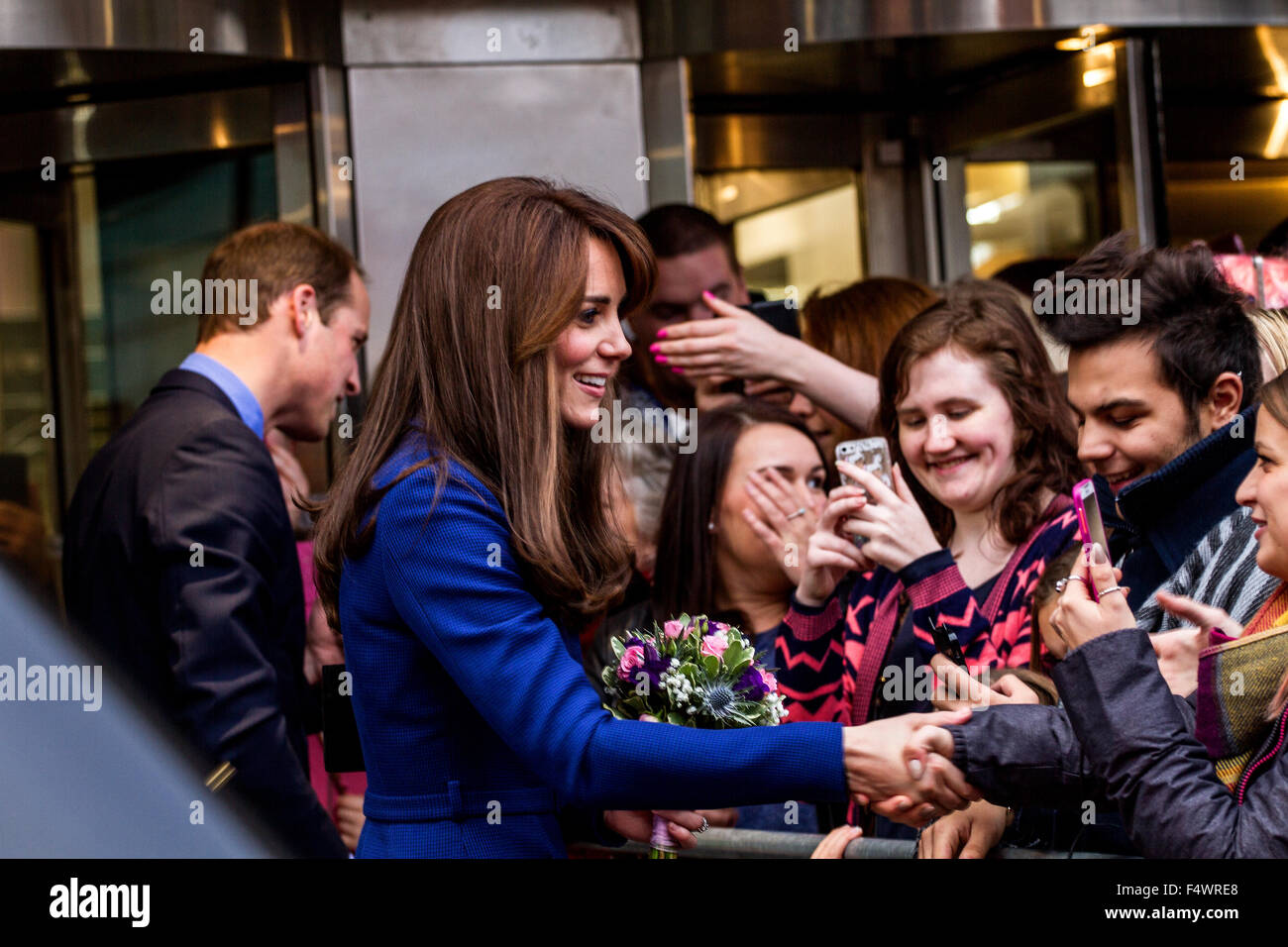 Tayside, Dundee, Écosse, Royaume-Uni, 23 octobre 2015. Duc et Duchesse de Cambridge visite à Dundee. Le prince William et Kate Middleton ont effectué leur première visite officielle à Dundee. Le couple royal a visité l'Université Abertay. Ils ont été accueillis par l'université les étudiants de l'extérieur de l'entrée principale à Dundee. © Dundee Photographics / Alamy Live News. Banque D'Images