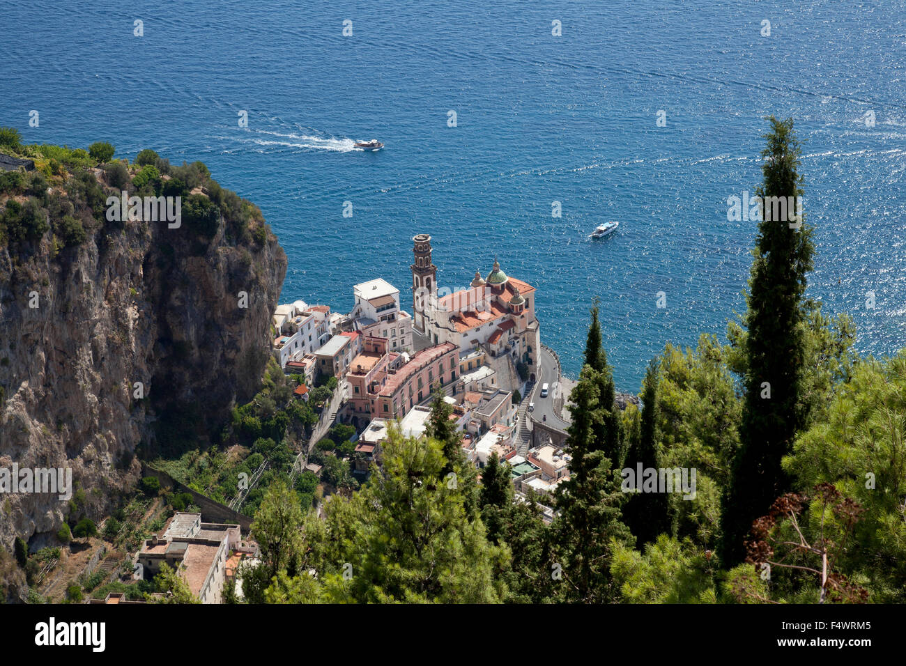 Vue sur Atrani, Côte Amalfitaine, Italie avec vue sur la mer et les bateaux, la ville est dominée par l'église Collegiata di Santa Maria Maddelena Banque D'Images