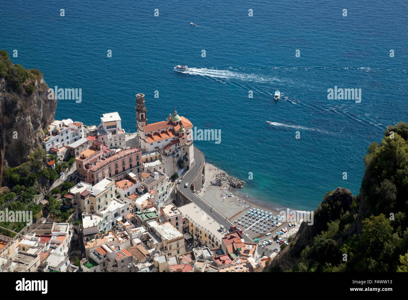 Vue sur Atrani, Côte Amalfitaine, Italie avec vue sur la mer et les bateaux, la ville est dominée par l'église Collegiata di Santa Maria Maddelena Banque D'Images