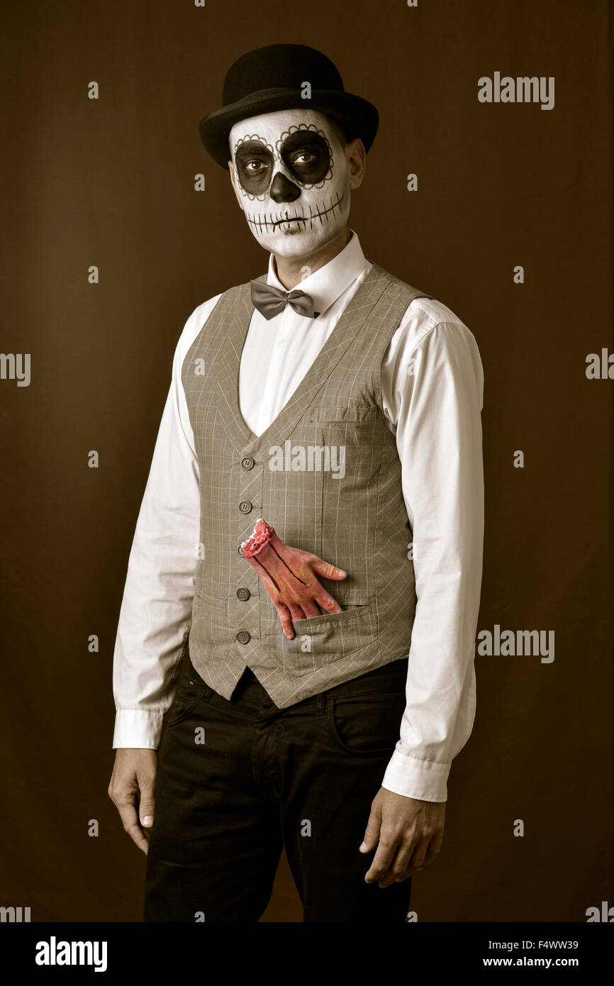 Un homme à la mexicaine comté maquillage, portant chapeau et chapeau melon,  amputée d'une main dans la poche de sa veste Photo Stock - Alamy